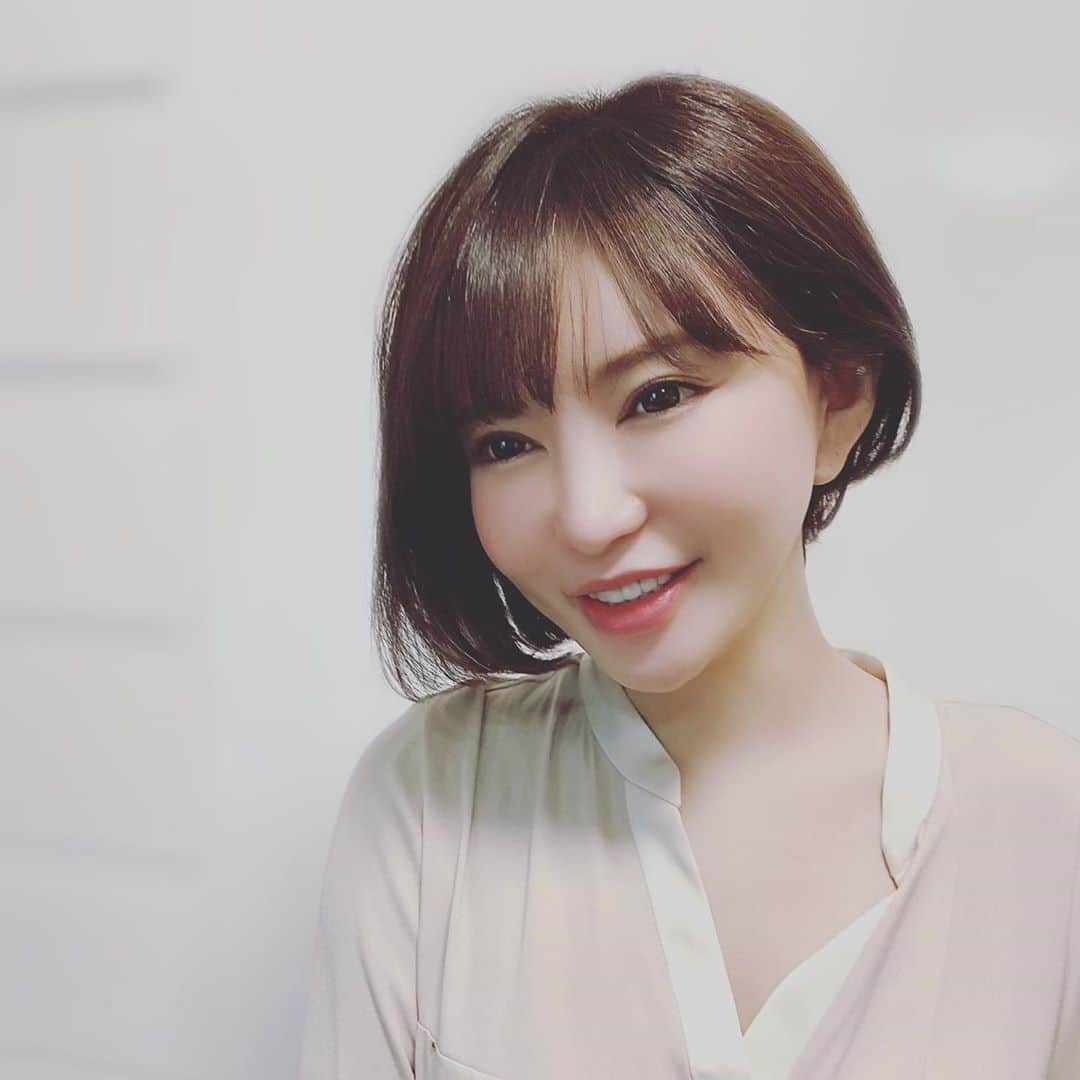 里美ゆりあのインスタグラム：「まずはボブに(*Ü*)ﾉ"☀ お仕事上美容院に行かなくてはいけなかったので  小さな美容室でお客さんも私1人の空間でサササッと切ってもらったよ(◡‿◡ฺ✿) 酷い枝毛、痛みにサヨナラ👋🏼 ここからやっぱりショートになります。 何故かいつもボブを一旦挟んでしまう(TT) ロング押しだった人達ごめんね😭🙏😞 切っても嫌いにならないで〜❤ #ショートボブ  #美容」