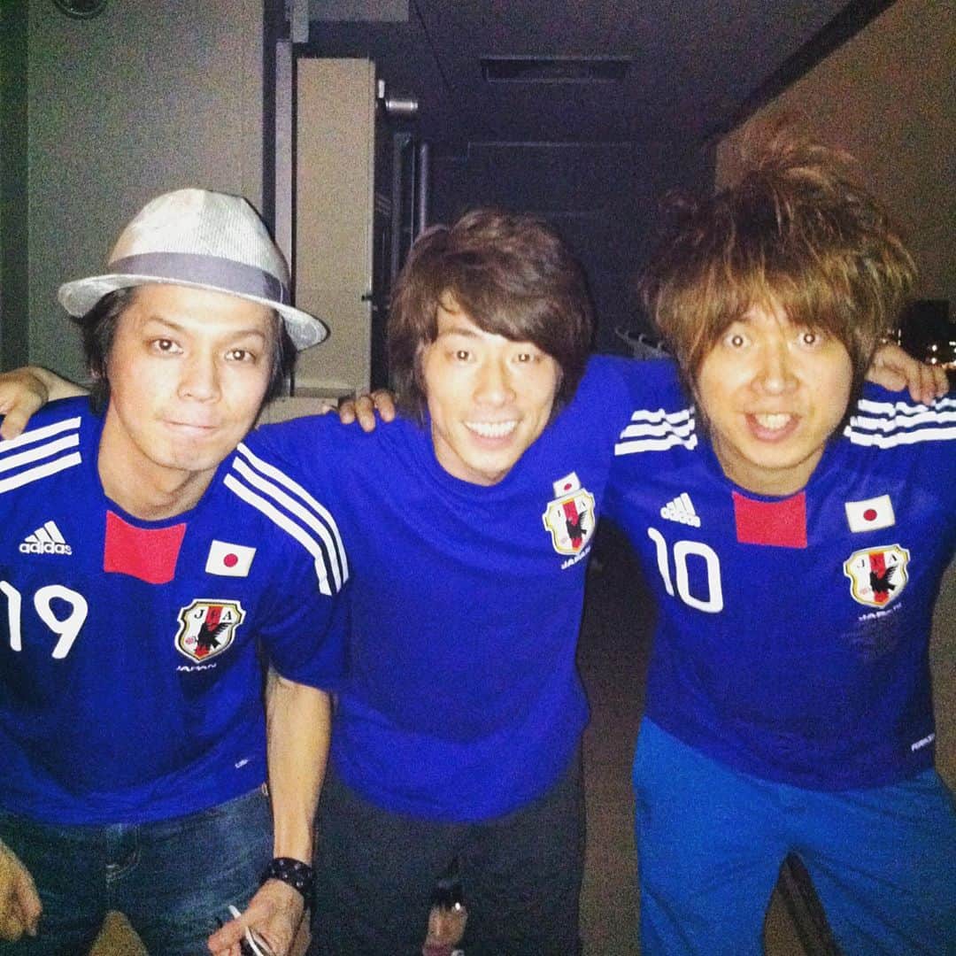 田村淳のインスタグラム：「新しい写真を撮ってない…  #写真フォルダの中で1番古い写真どれだよ」