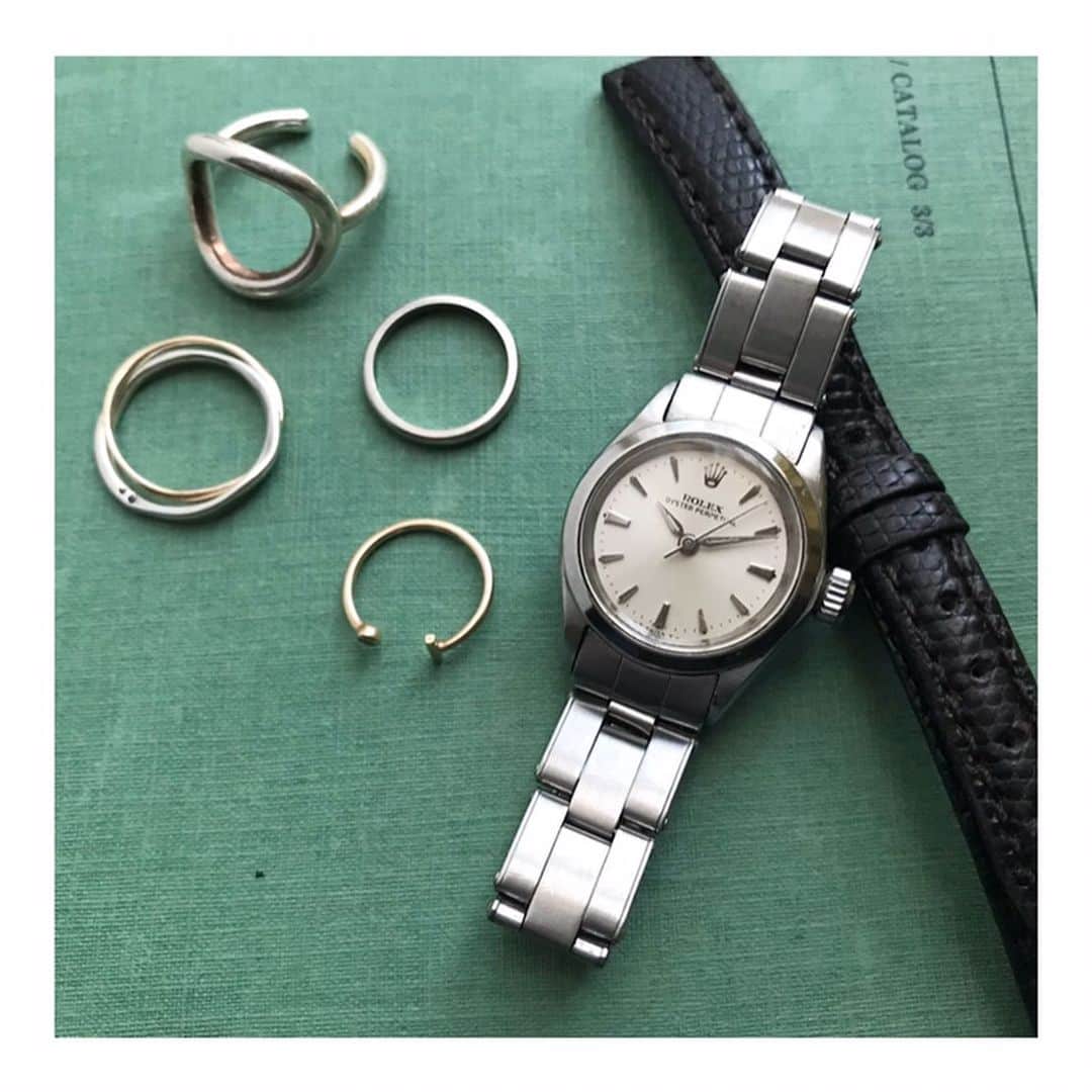 HIROBさんのインスタグラム写真 - (HIROBInstagram)「-my watch introduction-﻿ ・staff  N﻿ ・手首周り/14cm﻿ ﻿ ・vintage Rolex/ oyster﻿ ・size 縦25mm / 横25mm﻿ ﻿ ・選んだ理由﻿ 自分の節目となる年に、なにか記念に良い時計を…と思い購入しました。　﻿ ﻿ もともとは華奢なデザインの時計を探していたのですが、何故かずっと気になる存在でした。﻿ 念のため…と試着してみると、1番腕にしっくりと馴染んだので購入を決めました。﻿ 1960年代製ですが、驚くほどきちんと動いてくれるのでこれからも大事にしていきたいです。 ﻿ ベルトを替えると全く違った印象になるので、季節や気分にあわせて、ベルトを付け替えて使用しています。﻿ どんなシーンや服装にもハマってくれるところが、お気に入りです！ ﻿ ﻿ ﻿ ------------------------------------﻿ ECサイト"BAYCREWS STORE"のHIROBにも、﻿ 様々な時計の取り扱いがあります。是非ご覧ください！﻿ https://baycrews.jp/brand/detail/hirob﻿ ------------------------------------﻿ ﻿ #hirob﻿ #baycrews﻿ #vintagewatch﻿ #antiquewatch﻿ #vintagerolex﻿ #antiquerolex﻿ #mywatch﻿ #introduction ﻿ ﻿ #ヒロブ﻿ #ベイクルーズ﻿ #ヴィンテージウォッチ﻿ #アンティークウォッチ﻿ #ヴィンテージロレックス﻿ #アンティークロレックス﻿ #ヒロブスタッフ愛用﻿ ﻿ #stayhome﻿ #おうち時間」4月29日 16時30分 - hirob.jp