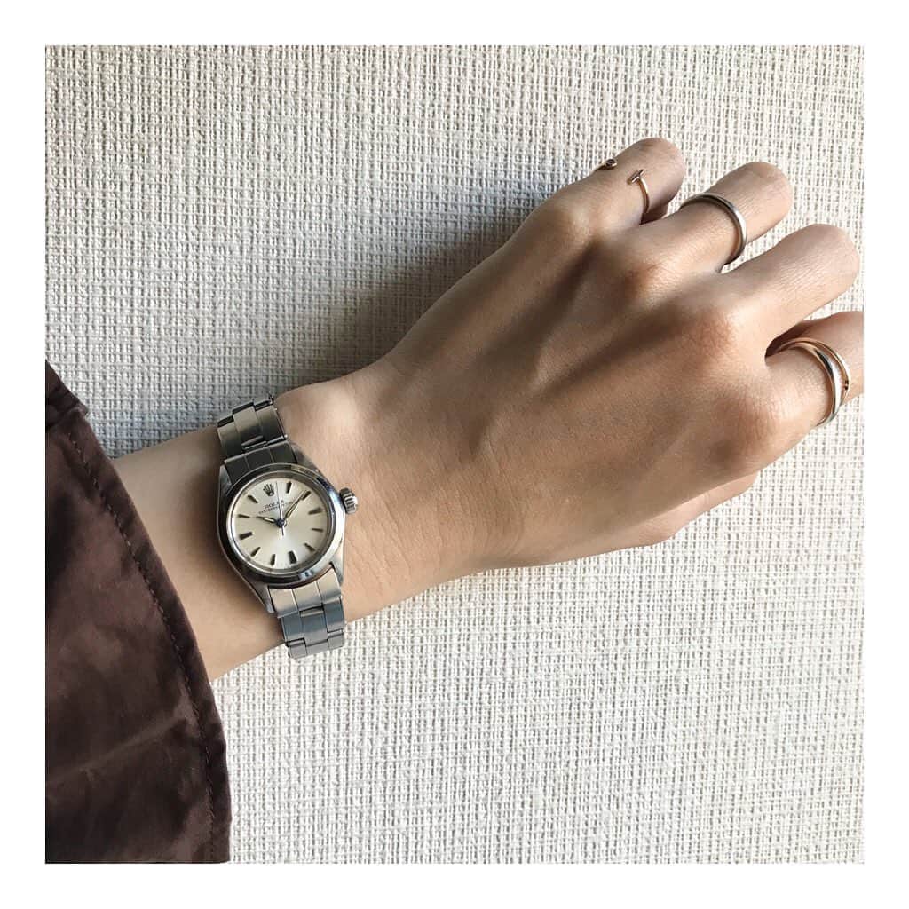 HIROBさんのインスタグラム写真 - (HIROBInstagram)「-my watch introduction-﻿ ・staff  N﻿ ・手首周り/14cm﻿ ﻿ ・vintage Rolex/ oyster﻿ ・size 縦25mm / 横25mm﻿ ﻿ ・選んだ理由﻿ 自分の節目となる年に、なにか記念に良い時計を…と思い購入しました。　﻿ ﻿ もともとは華奢なデザインの時計を探していたのですが、何故かずっと気になる存在でした。﻿ 念のため…と試着してみると、1番腕にしっくりと馴染んだので購入を決めました。﻿ 1960年代製ですが、驚くほどきちんと動いてくれるのでこれからも大事にしていきたいです。 ﻿ ベルトを替えると全く違った印象になるので、季節や気分にあわせて、ベルトを付け替えて使用しています。﻿ どんなシーンや服装にもハマってくれるところが、お気に入りです！ ﻿ ﻿ ﻿ ------------------------------------﻿ ECサイト"BAYCREWS STORE"のHIROBにも、﻿ 様々な時計の取り扱いがあります。是非ご覧ください！﻿ https://baycrews.jp/brand/detail/hirob﻿ ------------------------------------﻿ ﻿ #hirob﻿ #baycrews﻿ #vintagewatch﻿ #antiquewatch﻿ #vintagerolex﻿ #antiquerolex﻿ #mywatch﻿ #introduction ﻿ ﻿ #ヒロブ﻿ #ベイクルーズ﻿ #ヴィンテージウォッチ﻿ #アンティークウォッチ﻿ #ヴィンテージロレックス﻿ #アンティークロレックス﻿ #ヒロブスタッフ愛用﻿ ﻿ #stayhome﻿ #おうち時間」4月29日 16時30分 - hirob.jp