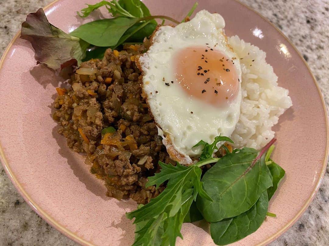 近藤千尋のインスタグラム：「ご飯の写真ばかり撮っている最近🥑😂 いつもはナンプラーを入れるガパオですが、 十愛ちゃん用の味付けで…😇 ピーマンを食べてもらえるように めっちゃ小さくしてます。笑  そして甘酒が大好きで通販で購入❤️笑 あとは自粛中、毎日コーデを撮るという目標続けれています✨笑 全部ひーぼぉくんカメラ📷 よかったらWEARもチェックお願いします❣️ #こんな感じのおうちじかん」