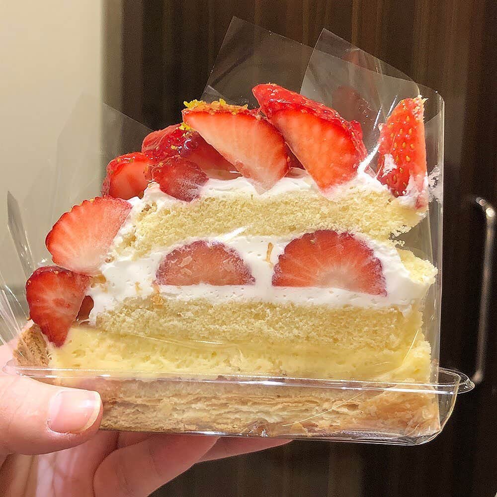 daimarusapporoさんのインスタグラム写真 - (daimarusapporoInstagram)「【いちごたっぷりケーキ🍓】 . ケーキが食べたい時、どれにしようか選ぶときに必ずチェックしまうのが「いちごケーキ🍰」。 今回は地1階 和洋菓子売場のいちごを使ったケーキをご紹介します。 . 写真1・2枚目は〈フルーツケーキファクトリー〉の「プレミアム苺タルト」。 タルトの上にショートケーキ、そして1ピースに使われているいちごは約6個といちごタルトとショートケーキの両方味わえちゃう名前の通り”プレミアム”なケーキです。 ケーキの断面に気分があがっちゃいます😍 . 写真3枚目 〈フルーツケーキファクトリー〉たっぷり苺のレアチーズ . 写真4枚目 〈ユーハイム〉いちごのケーキ . 写真5枚目 〈モロゾフ〉プリンパフェ(ストロベリーショートケーキ) . 写真6枚目 〈きのとや〉ストロベリークイーン . 写真7枚目 〈きのとや〉いちごのオムレット . 写真8枚目 〈きのとや〉いちごカスタードタルト . など、味も見た目も楽しめるスイーツが勢ぞろいしています。 いちごのケーキでおいしいひと時をお過ごしください✨ . #ケーキ #いちごケーキ #スイーツ #ショートケーキ #タルト #いちご #イチゴ #苺 #フルーツケーキファクトリー #ユーハイム #モロゾフ #きのとや #大丸札幌」4月29日 16時51分 - daimarusapporo