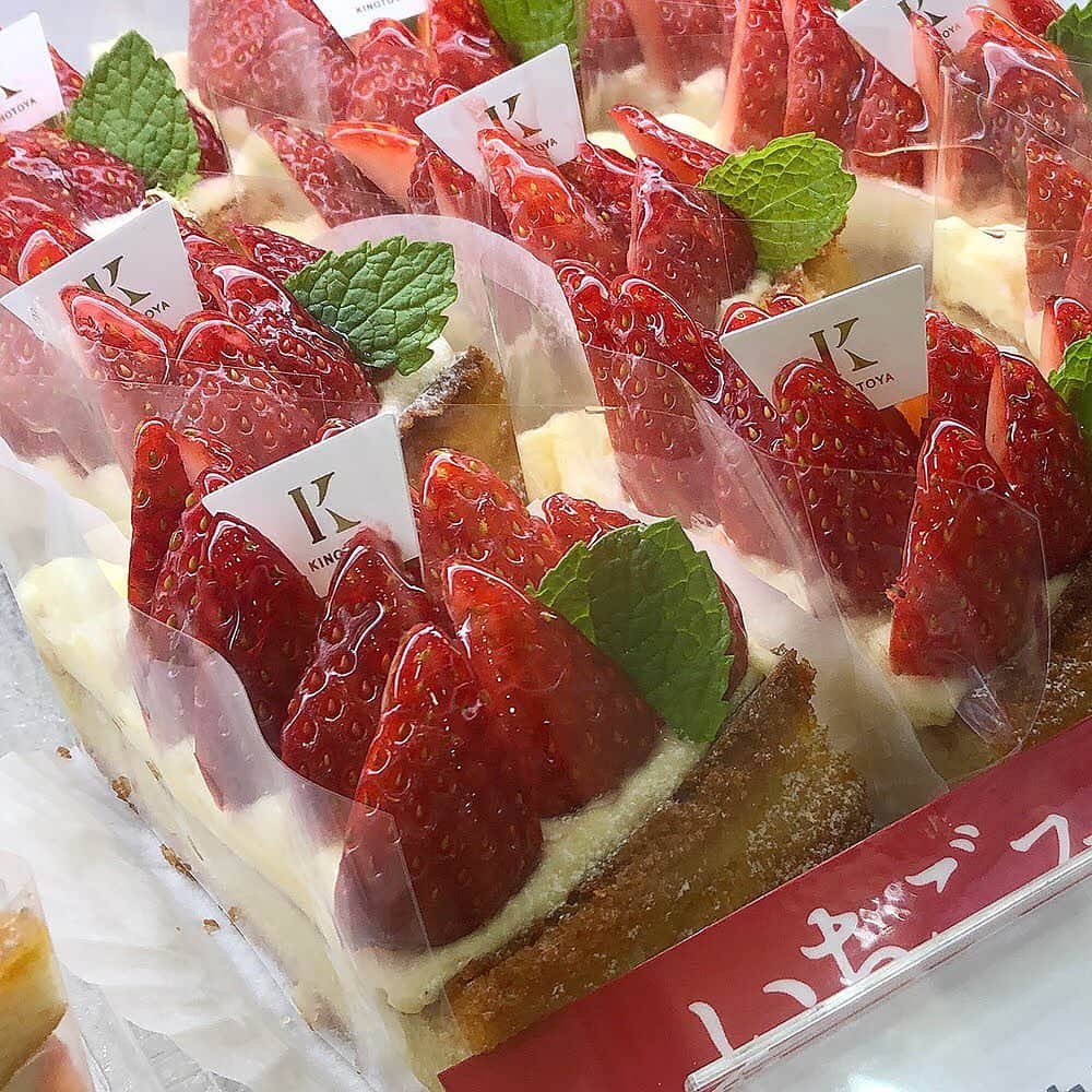 daimarusapporoさんのインスタグラム写真 - (daimarusapporoInstagram)「【いちごたっぷりケーキ🍓】 . ケーキが食べたい時、どれにしようか選ぶときに必ずチェックしまうのが「いちごケーキ🍰」。 今回は地1階 和洋菓子売場のいちごを使ったケーキをご紹介します。 . 写真1・2枚目は〈フルーツケーキファクトリー〉の「プレミアム苺タルト」。 タルトの上にショートケーキ、そして1ピースに使われているいちごは約6個といちごタルトとショートケーキの両方味わえちゃう名前の通り”プレミアム”なケーキです。 ケーキの断面に気分があがっちゃいます😍 . 写真3枚目 〈フルーツケーキファクトリー〉たっぷり苺のレアチーズ . 写真4枚目 〈ユーハイム〉いちごのケーキ . 写真5枚目 〈モロゾフ〉プリンパフェ(ストロベリーショートケーキ) . 写真6枚目 〈きのとや〉ストロベリークイーン . 写真7枚目 〈きのとや〉いちごのオムレット . 写真8枚目 〈きのとや〉いちごカスタードタルト . など、味も見た目も楽しめるスイーツが勢ぞろいしています。 いちごのケーキでおいしいひと時をお過ごしください✨ . #ケーキ #いちごケーキ #スイーツ #ショートケーキ #タルト #いちご #イチゴ #苺 #フルーツケーキファクトリー #ユーハイム #モロゾフ #きのとや #大丸札幌」4月29日 16時51分 - daimarusapporo