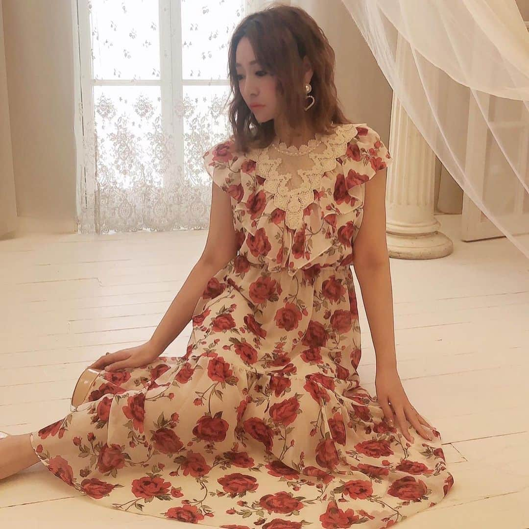 桜井莉菜さんのインスタグラム写真 - (桜井莉菜Instagram)「この @riina_couture の新作ワンピース形と柄が気に入り過ぎて本当はピンクかホワイトどっちかだけにする予定だったんだけど、選べなくて結局どっちも出す事にしました🌹 みんなにも気に入ってもらえると嬉しいな🥰❤️ そしておうち時間最近毎日 昔やってた日本のドラマをひたすら観てます😎 このドラマ面白かったよねー みたいなオススメあったら 是非教えていただけると嬉しいです😊✨ #riinacouture#リーナクチュール#ワンピース#シフォンワンピース#薔薇柄#おうち時間#日本のドラマ」4月29日 16時58分 - rina__sakurai