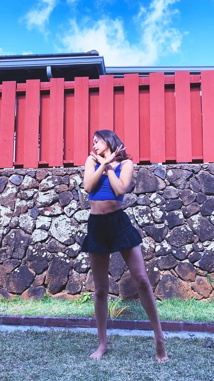 のインスタグラム：「A dance to celebrate the energy that lies within every one of us. This is how my energy felt today after rehearsing my yoga class for tomorrow. I can’t wait to see you there! 👌 A~U~M  @asianamericangirlclub IG LIVE 💖 7:00pm LDN 2:00pm EST 11:00am PST 8:00am HI」
