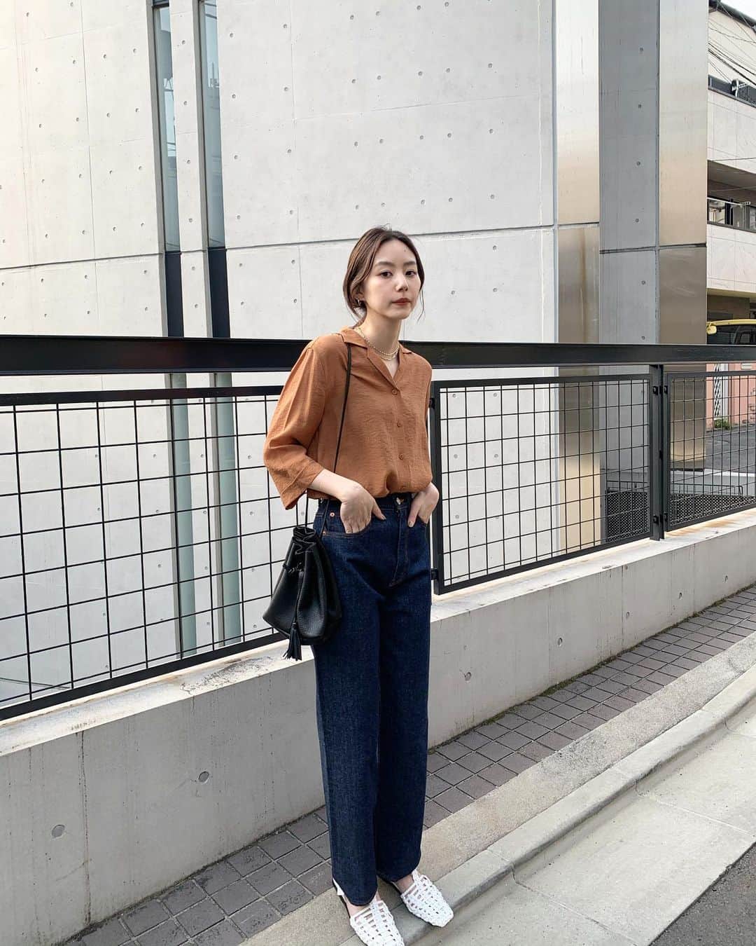 Shiho Sasakiのインスタグラム：「そろそろ日中は半袖でも過ごせる気温になってきましたね☀️ 今日からGWに入った方も多いのかな❓ 今年はお家で、有意義に過ごせる事を考え中💭 履いてるdenimはお馴染みのPLAIN JEANSだよ👖 #MOUSSYPLAINJEANS #MOUSSY #MOUSSYSNAP #MOUSSYJEANS」