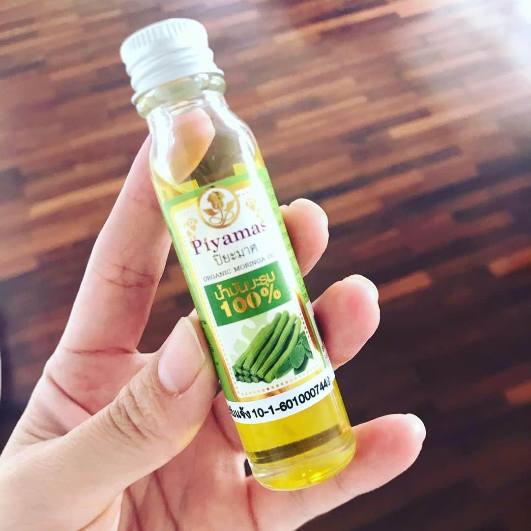 新井利佳さんのインスタグラム写真 - (新井利佳Instagram)「#moringaoil #moringa #Ayurveda #ayurvedalife #skincare #skinoil #organic #thailand #thailandcosmetic #naturalbeauty  #美容保養 #保養品 #有機保養品 #辣木油 #純粹 #皮膚保養 #泰國必買 #阿育吠陀 #天然有機 #藥草療法 #モリンガオイル #タイコスメ #美容 #タイお土産 #オーガニックコスメ #お肌ケア #お肌しっとり #美容オイル  #タイ生活 #オーガニックスキンケア  タイは暑いんだけど、マスクしなきゃならなくて😷 そうすると汗をかいてマスクに触れている部分に湿疹が出来たりして💦 何か無いかと探していたら、100%モリンガオイルを発見🙆🏻‍♀️ これ茶さじ半分くらい飲んでも大丈夫なものみたい🤗 安心して使えるナチュラルな物が好きだから100%オーガニックと聞いて試しに購入👍 お肌しっとりして気持ち良い❤️」4月29日 17時10分 - rika.arai