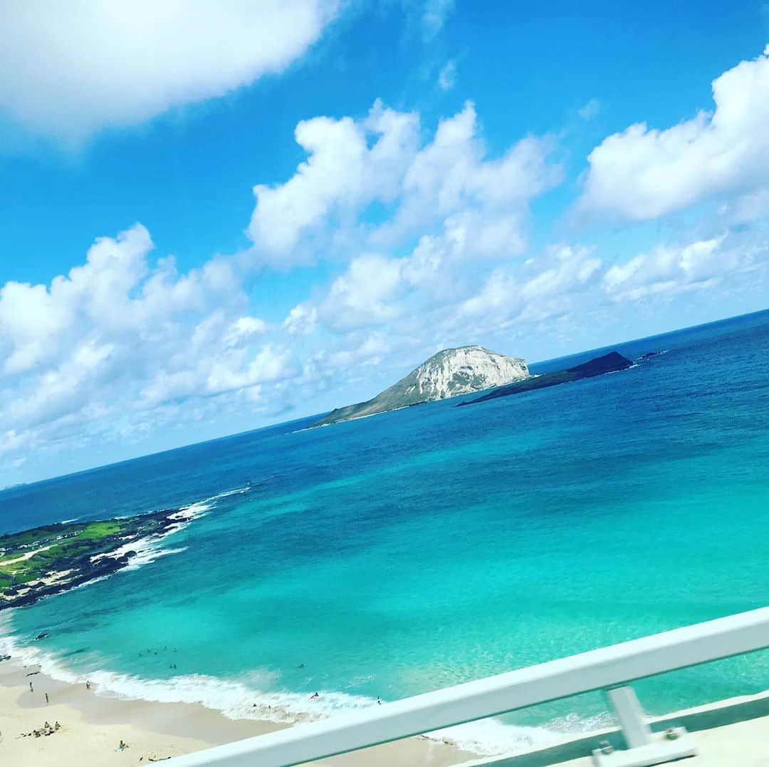 伊藤えみさんのインスタグラム写真 - (伊藤えみInstagram)「自然の色ってすごいよね。ドキッとするくらい美しい🏝自由に出歩けない今は余計にそう思う🐣  #beach #hawaii  #Waikiki #2019」4月29日 17時11分 - itoemi1019