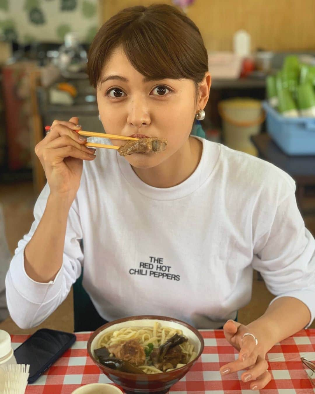 松元絵里花さんのインスタグラム写真 - (松元絵里花Instagram)「* ああ、外食したいなぁ🤤 食べログみて行きたい お店が増えるばかり（笑） 焼肉行きたいし、 カフェにも行きたい。 きっとあと少し😤 もう少しだけ我慢だ！！！ #おうちごはん を存分に楽しもう❤️ * * 写真はいつかの沖縄で食べた、 #沖縄そば 🍜  今日18時からRay公式アカウントでする 松井愛莉ちゃんのインスタライブの 後半で少しコラボするよ☺️✨ @ray.magazine  #おうち時間 #stayhome」4月29日 17時07分 - matsumoto_erika