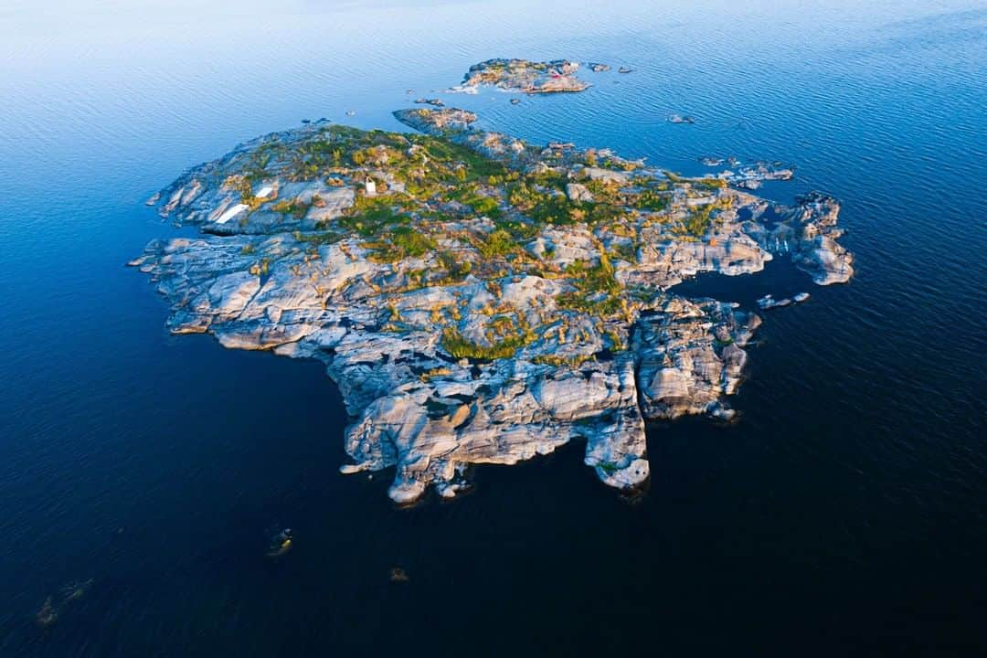 National Geographic Travelさんのインスタグラム写真 - (National Geographic TravelInstagram)「Photo by @MartinEdstrom | Fancy your own island? Kayaking through the fringes of the Stockholm archipelago in the Baltic Sea, you have thousands of wild islands to pick from. Thanks to Sweden's right of public access, you're free to travel and camp anywhere in the wild as long as you follow local guidelines. This little islet is part of the Röder archipelago, as far out from Stockholm as you can get before entering open water (and eventually reaching Finland). Follow @MartinEdstrom for more outdoor travel tips from the Nordics. #Sweden #islandlife #archipelago #kayaking」4月29日 17時08分 - natgeotravel