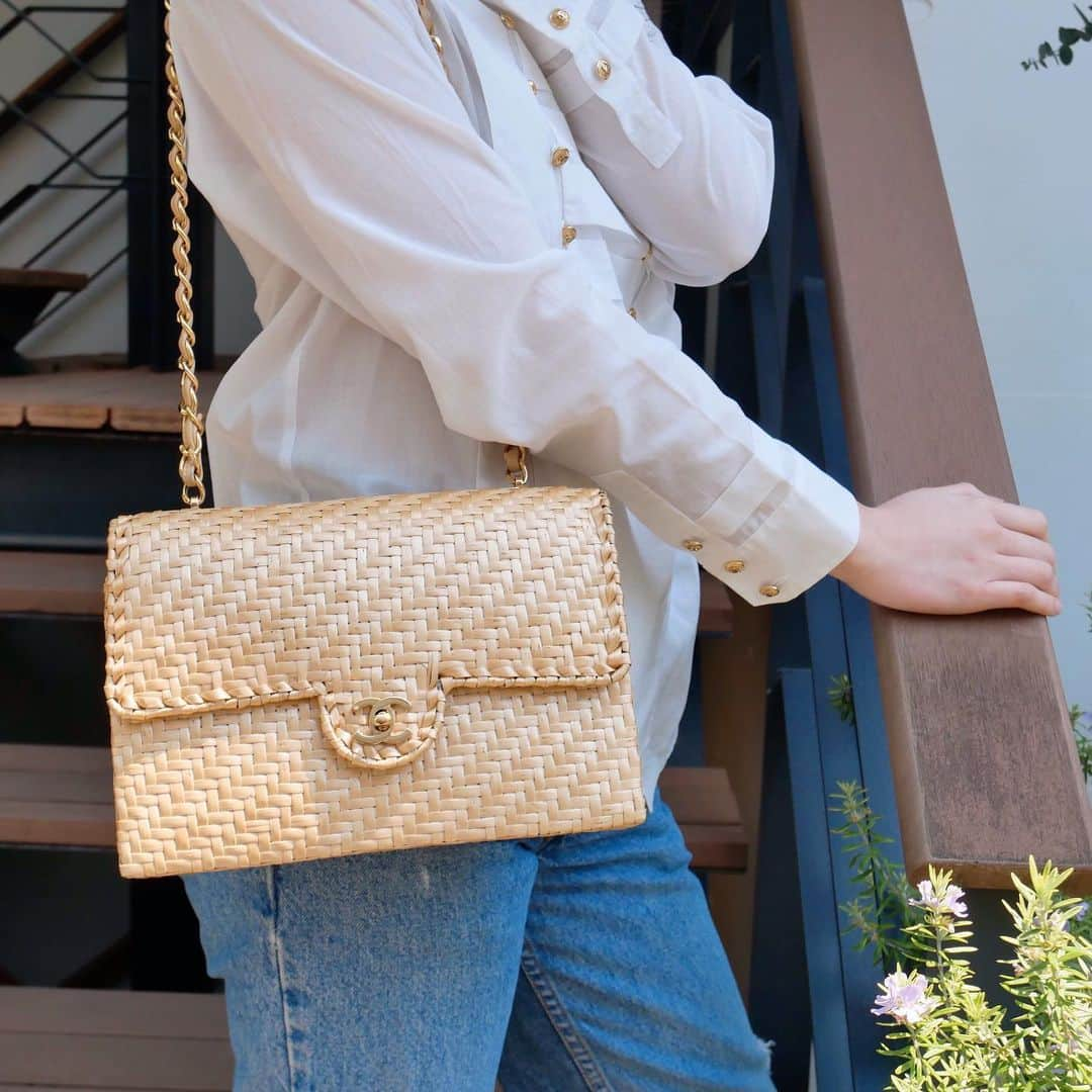 Vintage Brand Boutique AMOREさんのインスタグラム写真 - (Vintage Brand Boutique AMOREInstagram)「Vintage Chanel rattan shoulder bag.  This item is only available at our boutique, but we accept orders through Direct Messages. Please send us a message if you are interested🖤 ▶︎Free Shipping Worldwide✈️ ≫≫≫ DM for more information 📩 info@amorevintagetokyo.com #AMOREvintage #AMORETOKYO #tokyo #Omotesando #Aoyama #harajuku #vintage #vintageshop #ヴィンテージ #ヴィンテージショップ #アモーレ #アモーレトーキョー #表参道 #青山 #原宿#東京 #chanel #chanelvintage #vintagechanel #ヴィンテージ #シャネル #ヴィンテージシャネル #シャネルヴィンテージ」4月29日 17時12分 - amore_tokyo