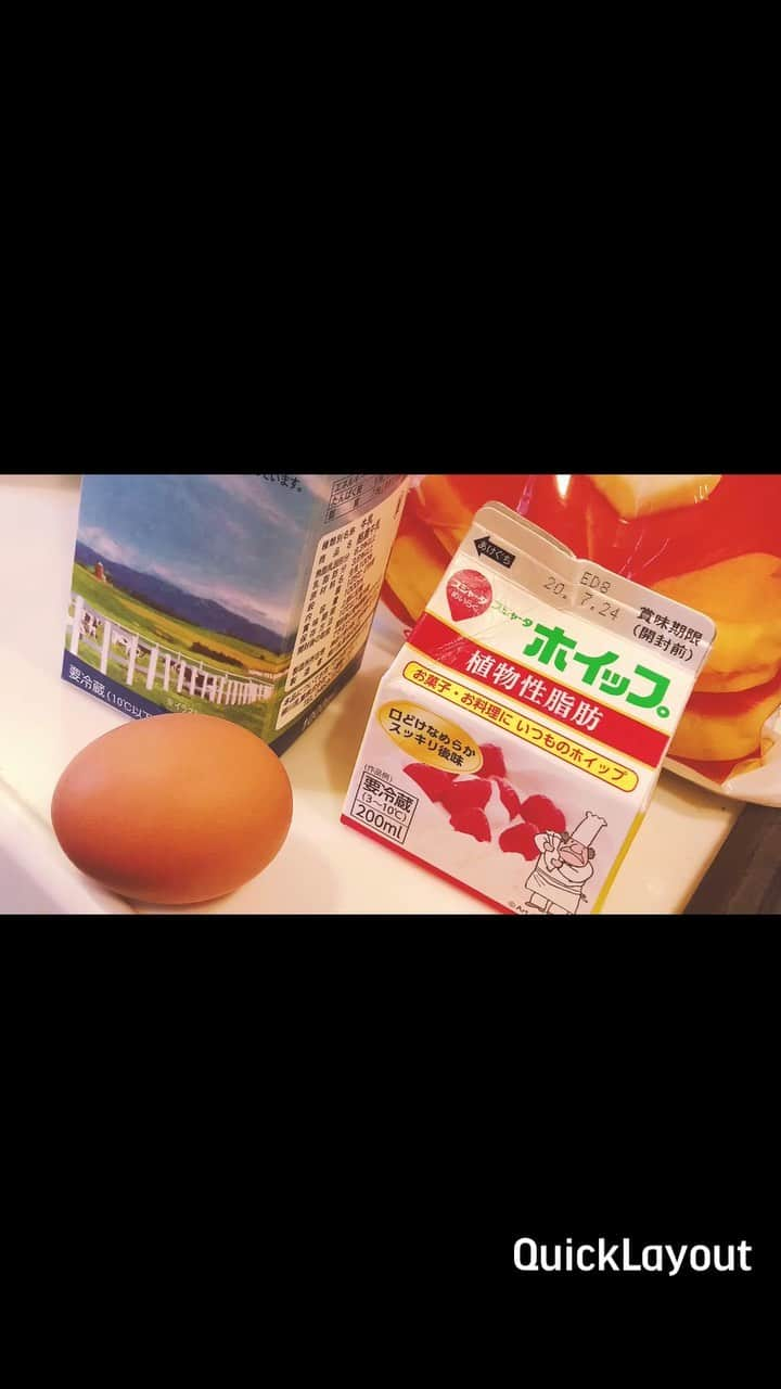 星野渚のインスタグラム：「休日ということで、クッキング動画！🥞 ＊ 緊張しつつアフレコしてみたので音ありで見ていただけたら嬉しいです😳 ＊ 初めてのクッキング動画なのでお手柔らかに🙇‍♀️ ＊ 分かりづらい点など指摘してくれたら善処します！レシピにあるのに動画には撮れてない部分は多いかも！😅 ＊ [レシピ］ ☆材料 ・卵2個 ・バター ・牛乳 大さじ1 ・ホットケーキミックス 大さじ5 ＊ ☆作り方 ①卵黄(2個)と牛乳(大さじ1)を混ぜてから、ホットケーキミックス(大さじ5)を少しずつ入れ混ぜていく。🥣 ②卵白(2個)をメレンゲ状になるまで泡立てる。☁️ ③ ①に②を1/3ずつ加えては混ぜていく。 ④フライパンにバターを塗り、火をつける。(弱火)🔥 ⑤ フライパンが温まったら、③を1/3落とす。🥞 ⑥熱している面を焦げないよう確認しながら、焼き裏返す。🥞 ⑦裏返したら1分程でお皿に盛り付けて完成🍽💕 ＊ ＊ #nagis #アフレコ #クッキング動画 #ホットケーキ #簡単パンケーキ #パンケーキ #お家時間を楽しむ #お菓子作り #nagiskitchen」