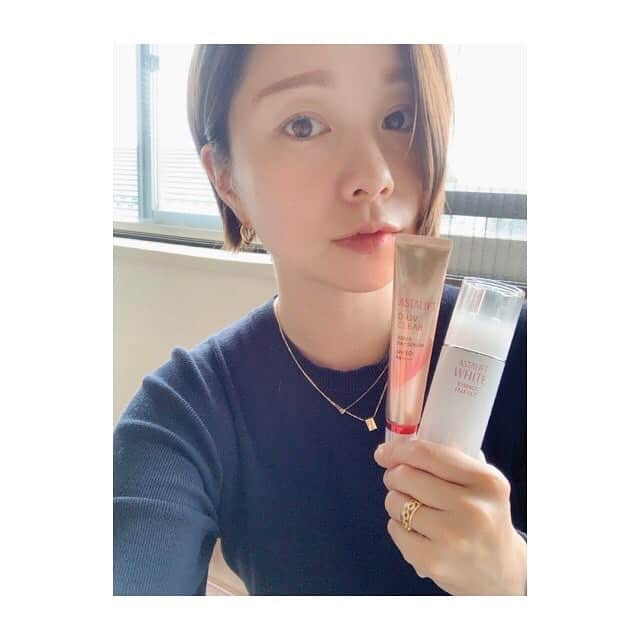 田中美保さんのインスタグラム写真 - (田中美保Instagram)「自粛中皆さんは いかがお過ごしでしょうか？？ お家時間で外に出ることも少ないのでお化粧しないでスッピンなんて日も…  だけど… ベランダにて洗濯物干したり 🐕と👶と日光浴したり…  お家で過ごしていても紫外線を浴びている事に変わりないではないか？！と言う訳で  私は富士フイルムのアスタリフトのD-UVクリア アクアデイセラムとホワイト エッセンス インフィルトでしっかり紫外線対策！！ どちらもベタつかず、使い心地が最高❣️ 毎日外出自粛でリズムも崩れたりストレスも多いですが、 お気に入りの化粧品でケアしたりして いつか自粛解除されて人に会えるようになった時に 少しでもピカピカの自分で会えるように…w  @astalift_japan #アスタリフト #UVケア #美白ケア #シミケア #自分磨き #美は1日にしてならず #紫外線対策 #astalift_PR」4月29日 17時13分 - miho12tanaka