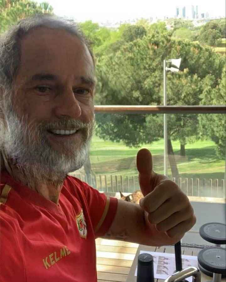 マリオ・スアレスさんのインスタグラム写真 - (マリオ・スアレスInstagram)「Vamos a por otro día más ... 💪💪 Lo sé, soy como el buen 🍷 y me está sentando genial el confinamiento ... 👴 😜🤣 #yaquedamenos」4月29日 17時21分 - mariosuarez4