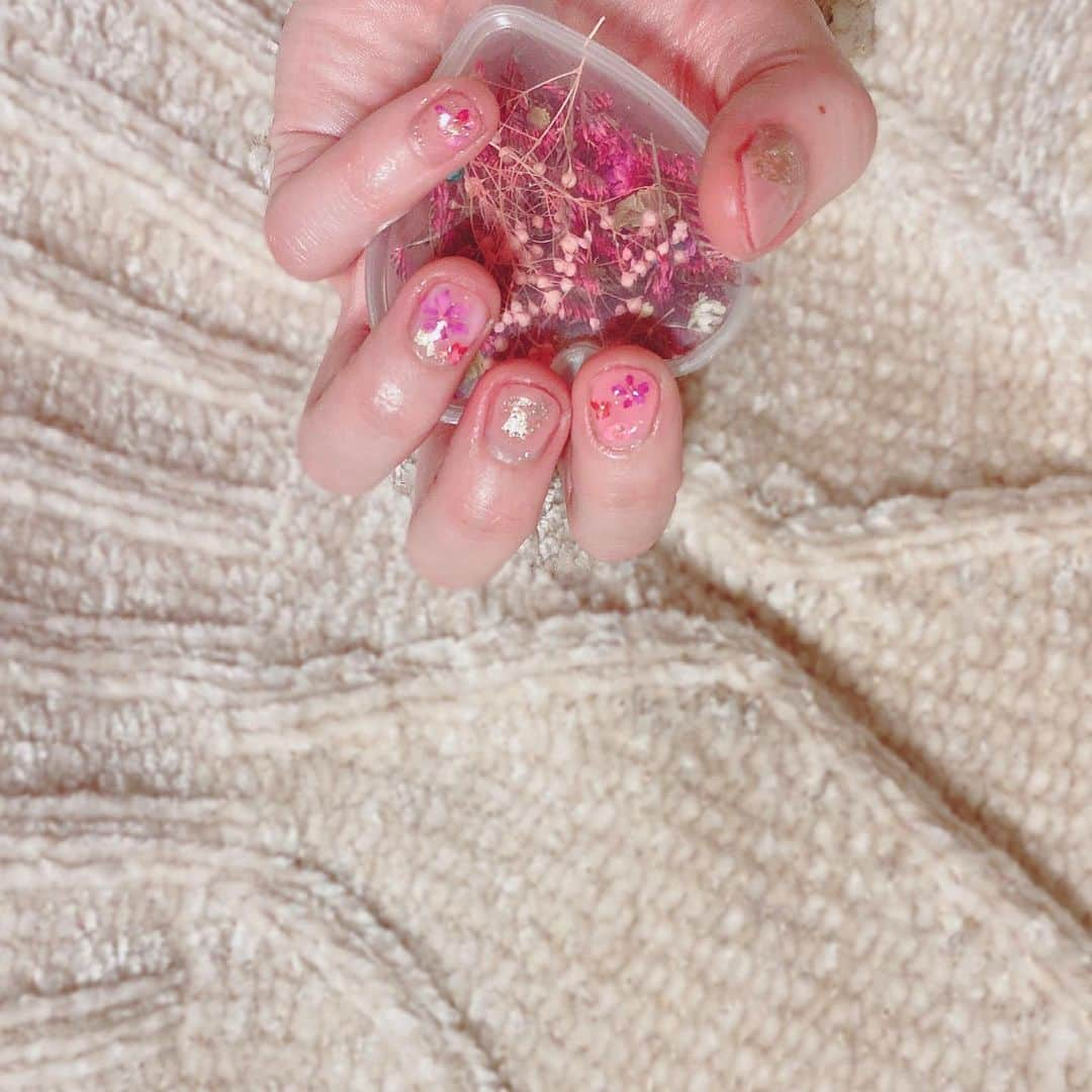 山内あいなさんのインスタグラム写真 - (山内あいなInstagram)「思い立ってセルフネイル💅🌷 #nail #ジェルネイル #セルフネイル  #おしばなネイル #簡単で1時間くらいできる #よく見ると雑だけど #おうち時間」4月29日 17時21分 - ainayamauchi3131