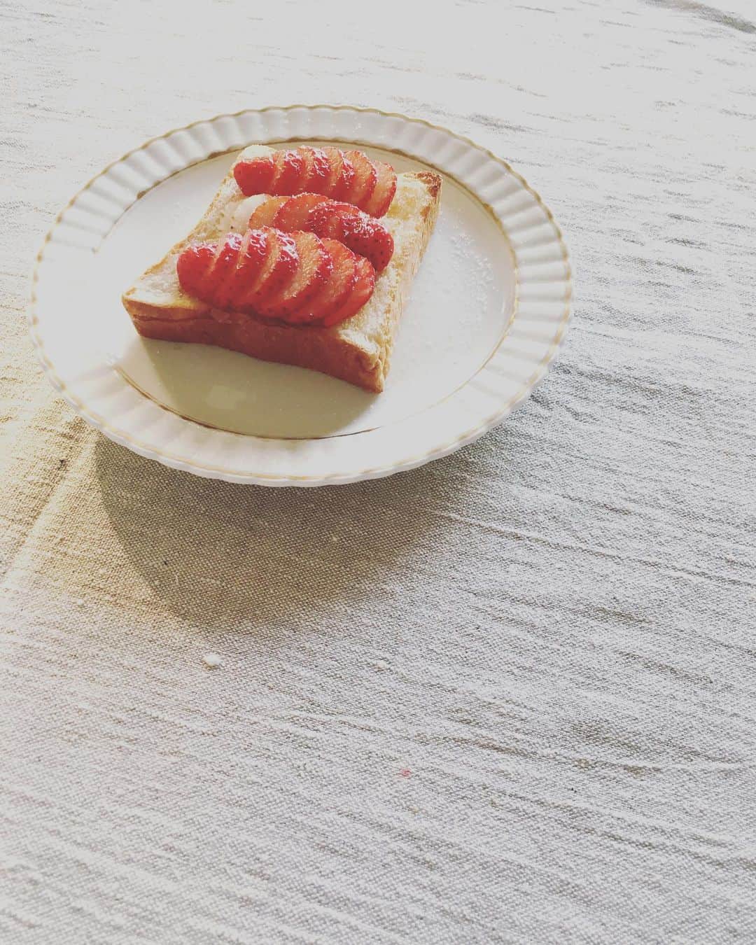 猫沢エミさんのインスタグラム写真 - (猫沢エミInstagram)「やらなきゃいけないことをぜんぶ棚上げして、やりたいことだけやり倒すG.W初日。  ザッツラーイ…✨心のままに。  チーズケーキの焼きあがりを待ちながら、お八つに苺のタルティーヌを食べる。  食べたらイオちゃんとお昼寝。にひひ 😁  #猫沢飯　#トースト→無塩バター→苺オン→砂糖→完成🍓」4月29日 17時23分 - necozawaemi