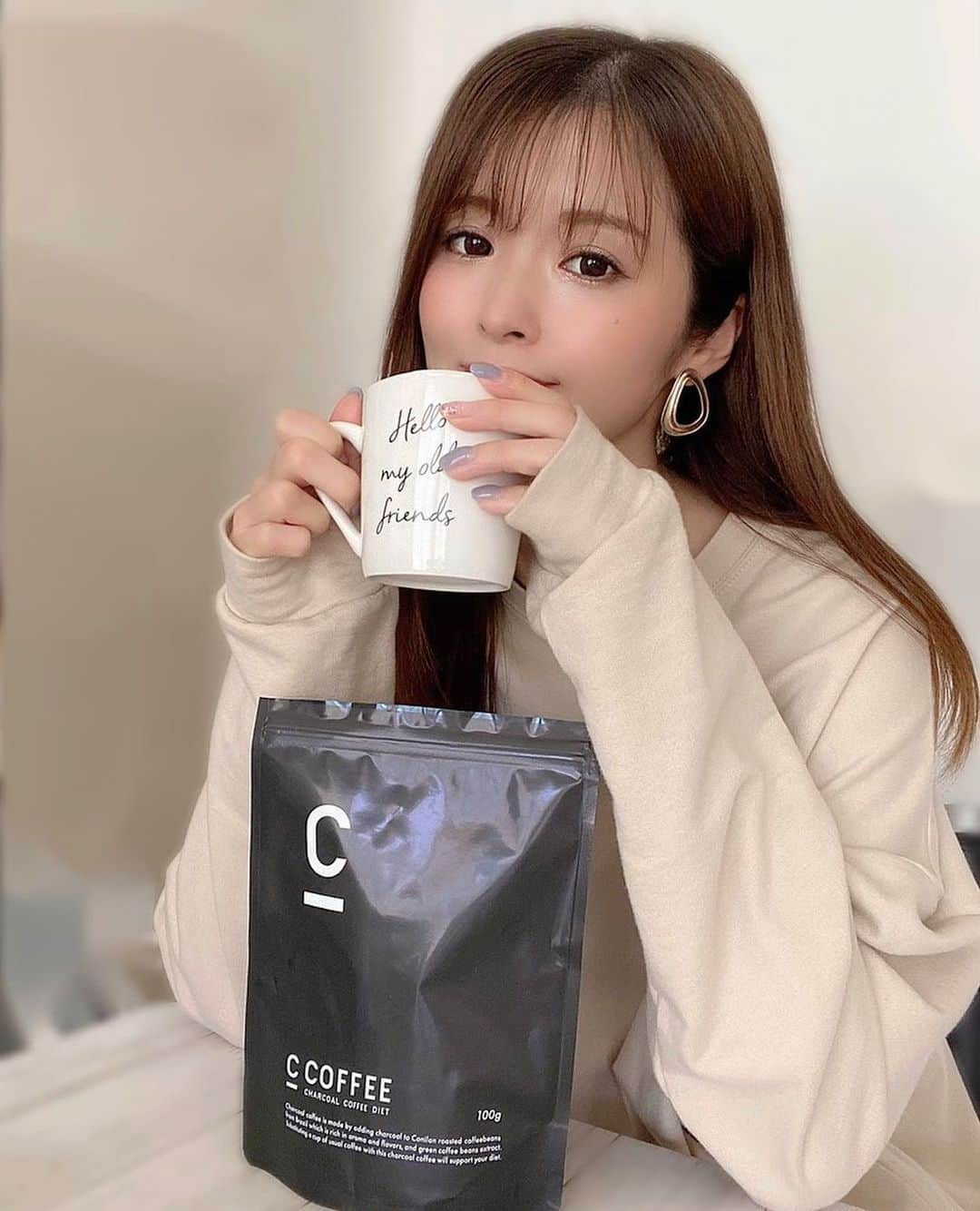 haruru0724さんのインスタグラム写真 - (haruru0724Instagram)「. 昔はコーヒー飲めなかったけど、 ここ数年で美味しさがわかり、 飲めるようになってきたコーヒー☕️ 最近のお気に入りは、美容にもいい 「 C COFFEE 」☕️ . . チャコールクレンズが出来るコーヒーで、 炭の粉末以外にも、 美容と健康をサポートする MCTオイルまで入っているんだよ✨ 粉が真っ黒なので、 最初コーヒー入れたら黒くてビックリしたけど、 飲みやすく美味しいし、 お湯を入れるだけで飲めるという手軽さが嬉しい☺️ パッケージもオシャレだし、 キレイを求める女性に向けた商品だし、 とってもオススメ😍👌 私は毎朝飲んでいます💕 . . モデルのNikiさんと、 フィットネストレーナーの田辺莉咲子さんも オススメしているよ❤️ . . うちで過ごそうキャンペーンが開催中みたいなので、 是非参加してみて下さい🙌 C COFFEEを抽選で100名様にプレゼントしてるみたいだよ！ 応募期間﻿：2020年4/24（金）〜5/7（木） プレゼント内容﻿：C COFFEE商品﻿ 100g (約30日分)﻿ ﻿ ﻿ 応募方法﻿： ①公式アカウント @c_coffee_official をフォロー﻿ ②プレゼント記事に「いいね！」﻿ . . . #C_COFFEE #シーコーヒー #チャコールクレンズ #チャコールコーヒー #ダイエットコーヒー #ダイエットサポート #無理せずキレイ #炭で吸着 #コーヒー #ダイエット #美容 #Niki #田辺莉咲子 #CHARCOAL #PR #COFFEE #チャコールコーヒーダイエット #おうち時間 #stayhome #ステイホーム #うちで過ごそう #家にいよう #おうちカフェ #ママ #mamagirl #ストレートヘア #ヘアメイク #ママ美容 #美容マニア #美容オタク」4月29日 17時24分 - haruru0724