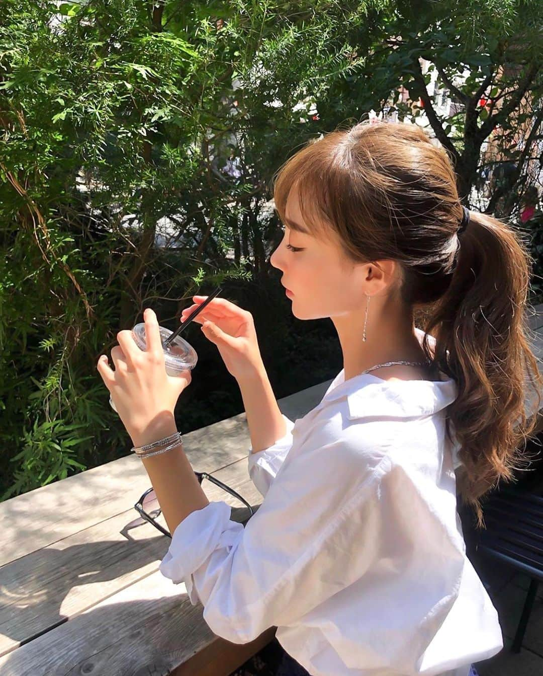 岡部あゆみさんのインスタグラム写真 - (岡部あゆみInstagram)「throwback🥤🌺﻿ 今日はひたすらジュエリーボックスの整理整頓💍ずっと手入れしていなくて大変な事になってると思っていたけど プラチナだけ全くくすんでいなくてびっくり👏🏻天然素材の力ってすごい✨(シルバーやホワイトゴールドも好きだけどくすむのが難点..)早く着けてお出掛けしたいな🌞﻿ ﻿ #思い出投稿#プラチナ#プラチナジュエリー#一生もの#ステイホーム#お家時間#ひきこもり記録更新中」4月29日 17時36分 - ayumi_okabe