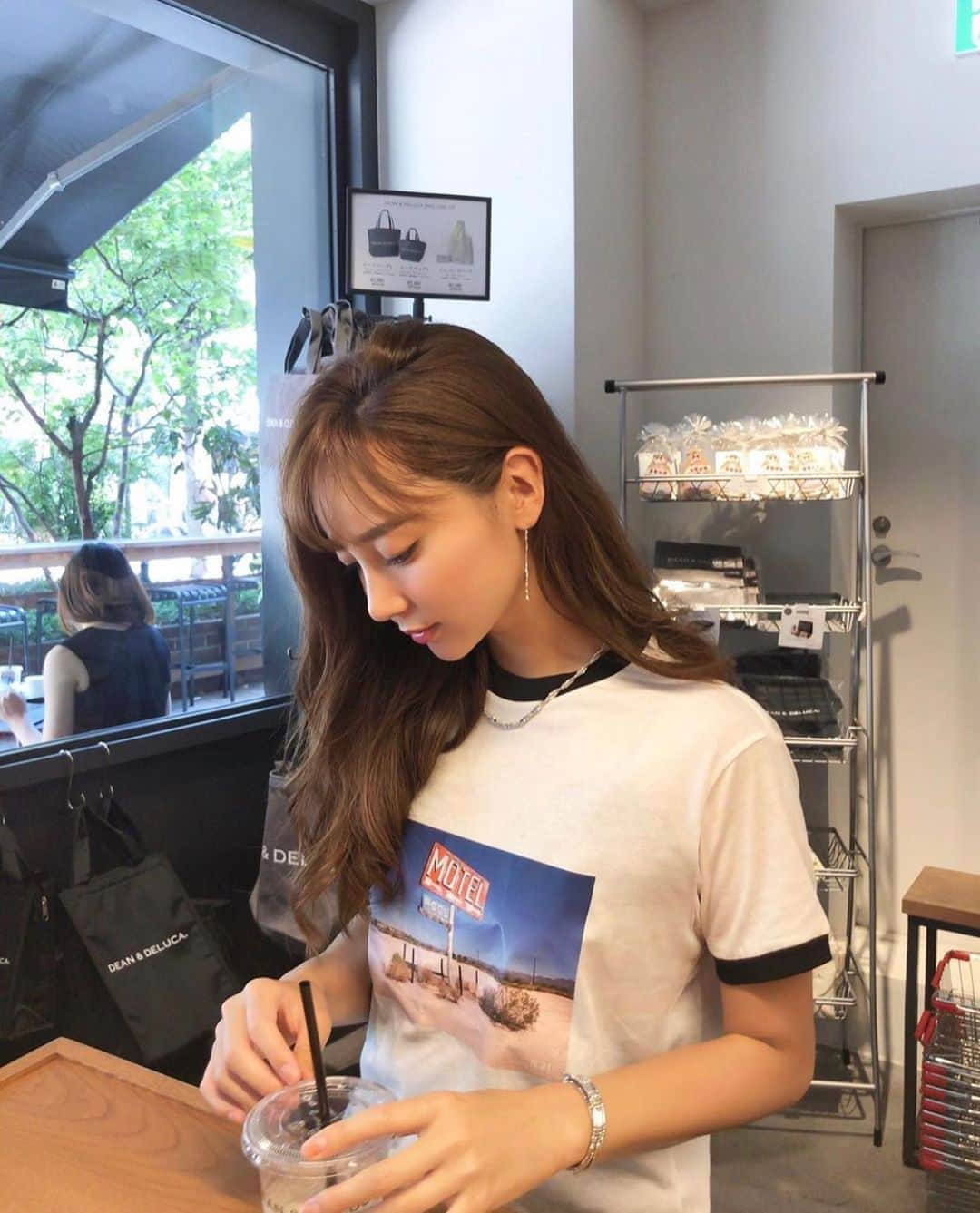 岡部あゆみさんのインスタグラム写真 - (岡部あゆみInstagram)「throwback🥤🌺﻿ 今日はひたすらジュエリーボックスの整理整頓💍ずっと手入れしていなくて大変な事になってると思っていたけど プラチナだけ全くくすんでいなくてびっくり👏🏻天然素材の力ってすごい✨(シルバーやホワイトゴールドも好きだけどくすむのが難点..)早く着けてお出掛けしたいな🌞﻿ ﻿ #思い出投稿#プラチナ#プラチナジュエリー#一生もの#ステイホーム#お家時間#ひきこもり記録更新中」4月29日 17時36分 - ayumi_okabe