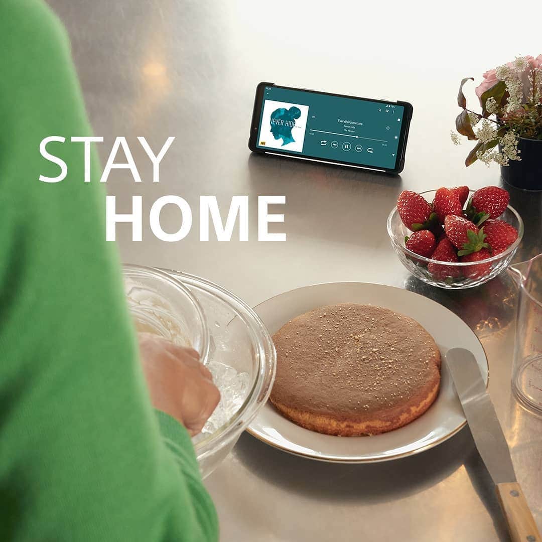 Sony Mobileさんのインスタグラム写真 - (Sony MobileInstagram)「Enjoy baking to your favourite playlist. #StayHome」4月29日 17時37分 - sonyxperia