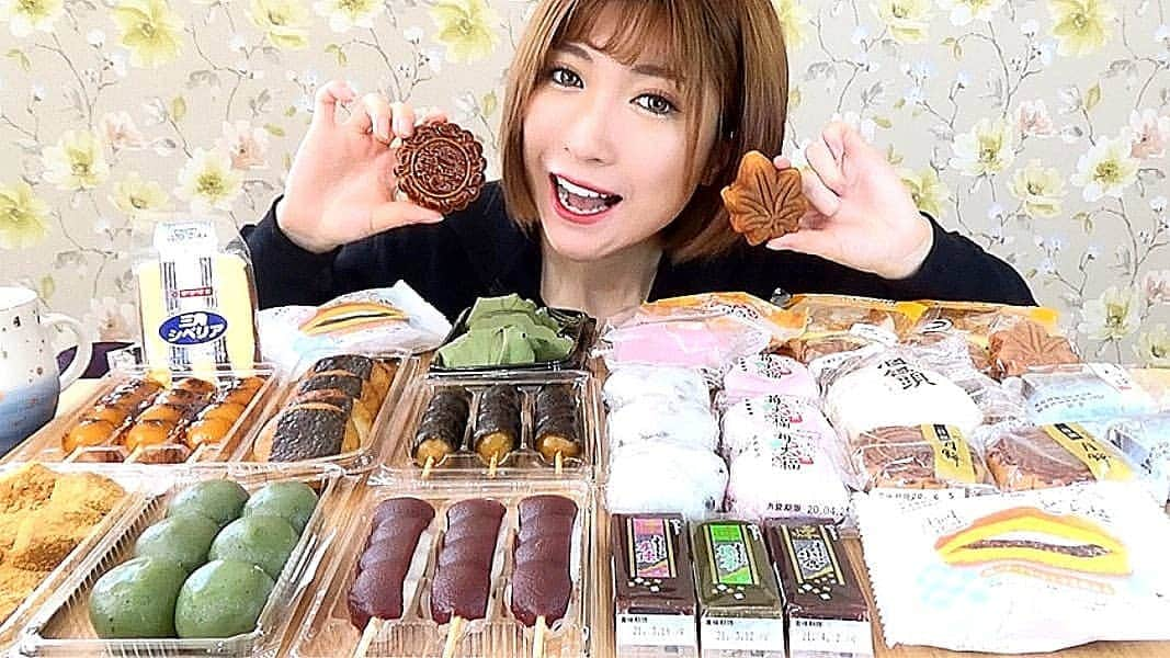 石関友梨さんのインスタグラム写真 - (石関友梨Instagram)「YouTube★ロングセラー和菓子を大食い食べ比べ｡°(° ˆᴗˆ °)°｡幸せ♥  頑張って観てね✨  #プロフィールからyoutube飛べます  #和菓子 #大食い #月餅 #大福 #どら焼き #串だんご #草餅 #いちご大福 #磯部餅 #みたらしだんご #シベリア #くず餅 #もみじ饅頭 #スイーツ #Japanesefood #スイーツ嬢」4月29日 17時30分 - yurimorico