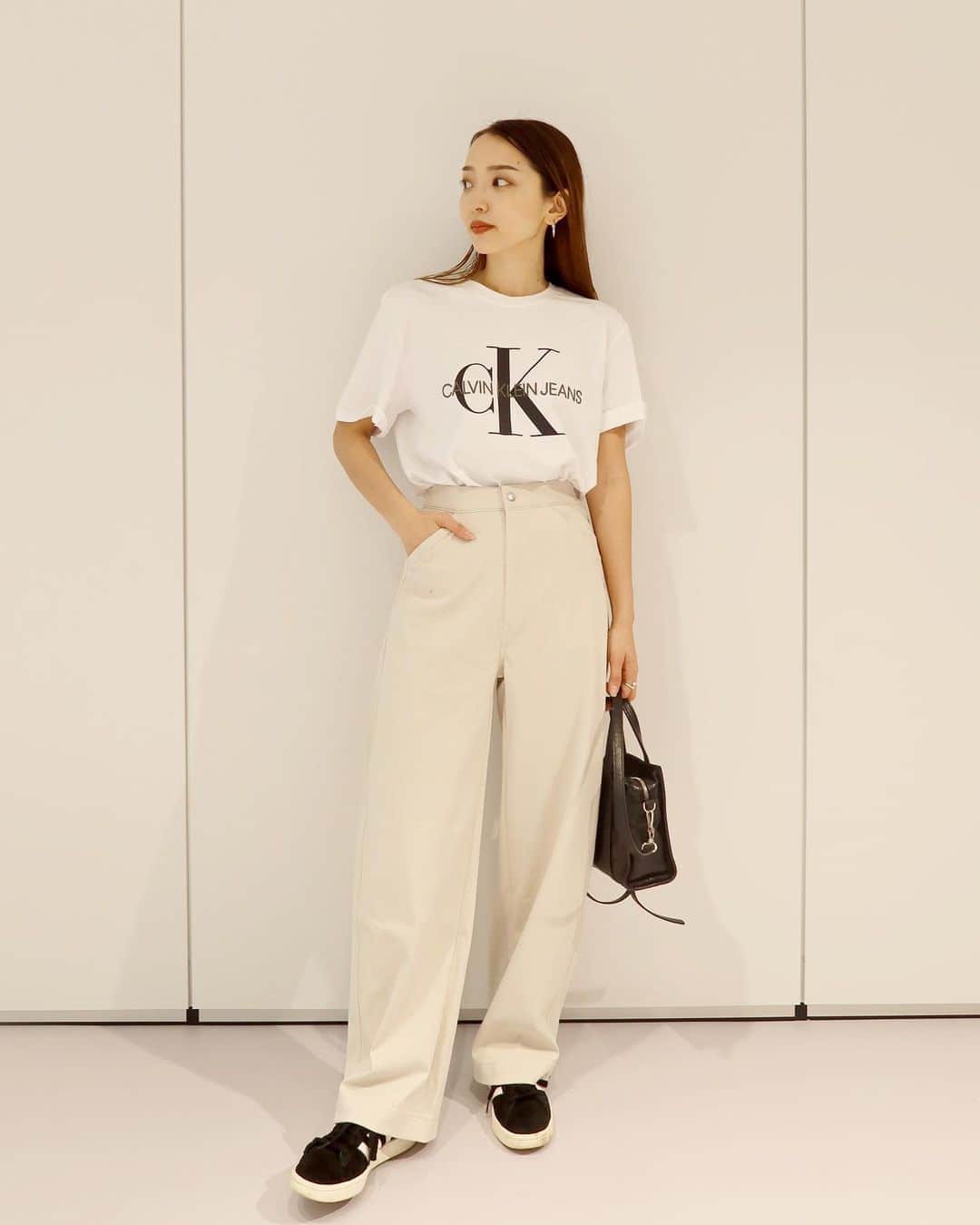 かんだまのインスタグラム：「カルバンクラインさん @calvinklein さんとお仕事をさせてもらいました✔️YouTubeにロゴTを使ったシンプルコーデの方法をUPしてますので暇すぎる方はぜひご覧くださいませ☺︎ CKの皆様ありがとうございました🙏♡ . 1枚目のボトム @uniqlo  2枚目のボトム @sly_official  3枚目のボトム @rim.ark  4枚目のボトム @moussyofficial . 写真見事に同じ方向みてたわ😂 #だま服」
