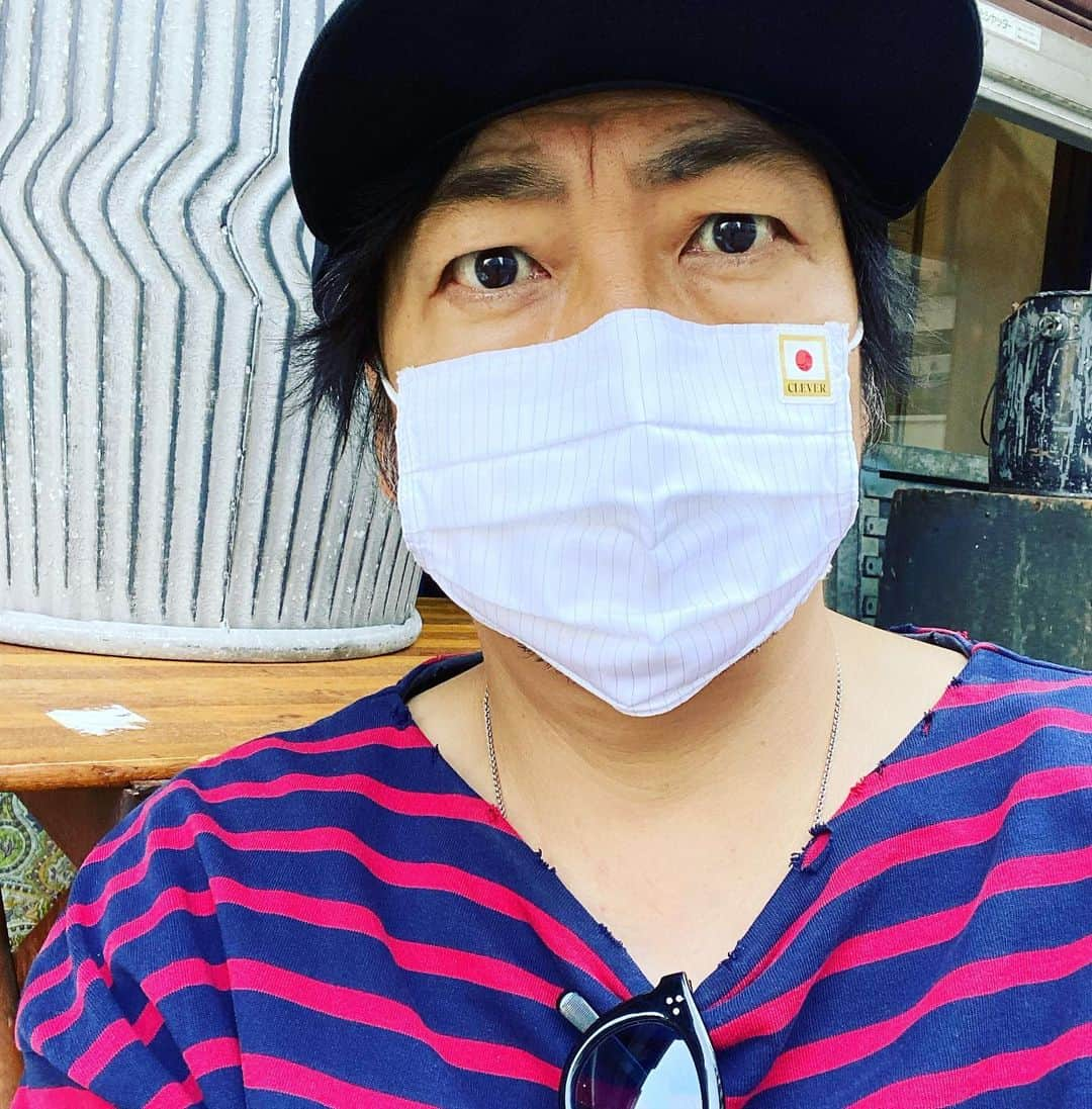 月に吠える。さんのインスタグラム写真 - (月に吠える。Instagram)「たねちゃん　 こと種市暁氏から送って頂いた ボンベイさんのカシミールカレーを食べ、その美味さと辛さに汗をかいていた頃 ポストに例のヤツが届いていた。  しかし何故か、すぐに使う気持ちにはなれなかった。  そんな日だった。  #taneichiakira#種市暁 #bombaycurry#カレー店ボンベイ #ガーゼ製の布マスク #日の丸マスク #大森南朋 #thegrolarbilt」4月29日 17時39分 - tsukinihoeru.6960.naoomori