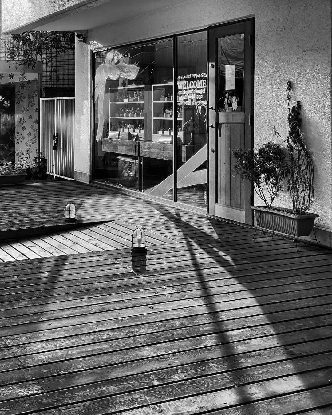 のインスタグラム：「#streetphotography #storyofthestreet #streetscenesmag #streetoftokyo #streetcinematography #streetoftones #kaishishido #iphone11pro #nostalgic #door #monochrome #photography」
