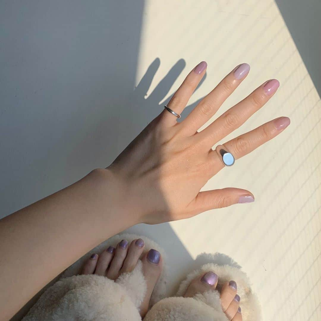 猪鼻ちひろさんのインスタグラム写真 - (猪鼻ちひろInstagram)「🦋🦄🧬💍💜 テレビの中の彼が(彼らが)寝かせてくれないし、家事もやらせてくれない、というのは韓流ドラマあるあるでしょうか？ あとお腹がやたらと空いてしまってずっと食べてしまうのですが、これもあるあるですか？動かず食べる。動いてるのはもぐもぐする口だけ。こりゃ困っちゃいますねぇ。笑  もう伸びてきちゃったけど最高にお気に入りの足のジェルネイル。  @chipieee_tokyo でやってもらった磁石使うネイル、光に当たると本当に可愛いの。毎日お風呂でもトキめく。  手は @threecosmetics のポリッシュでランダムにセルフネイル。自分でOFFするの大変だったけど、久々のセルフネイルも楽しいね♡ リングはもちろん @from_chiro 永遠に好き☺️ #猪鼻ネイル #紫ネイル #磁石ネイル #Chiro #fromChiro #韓流ドラマ #韓流ドラマ好きな人と繋がりたい ←みんなのオススメ観てるよ」4月29日 17時44分 - inohanachihiro