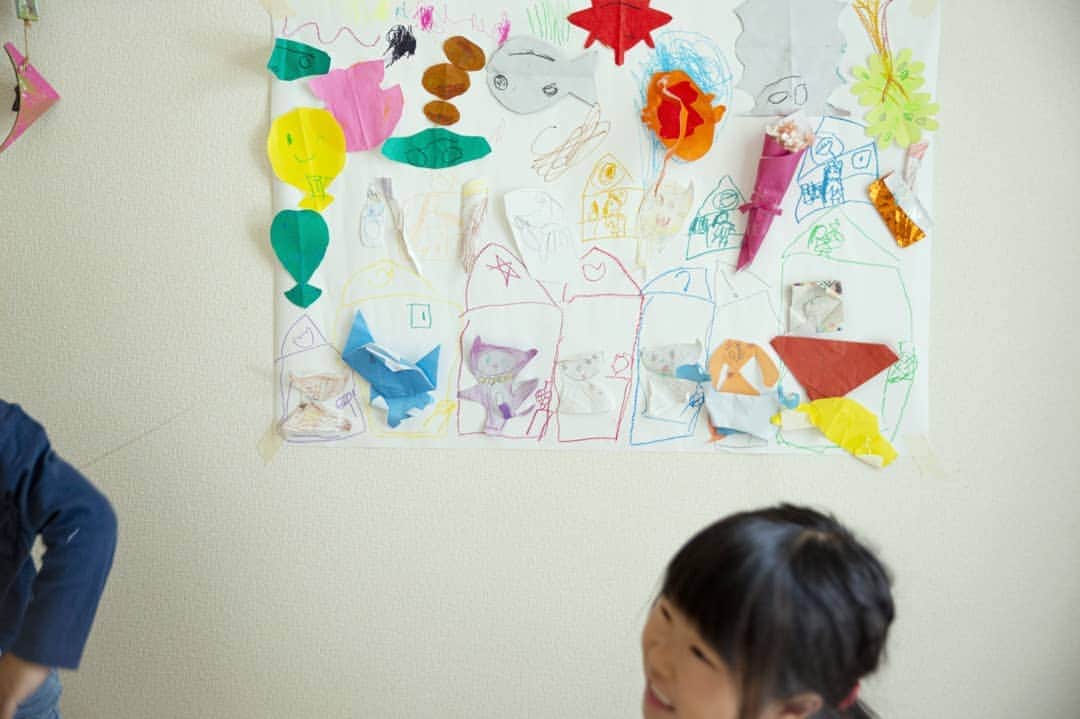 石井寛子のインスタグラム：「まるで枠におさまらない 我が子たち。 いつもこちらが 笑わせてもらっています。  ちなみに 生足で足組みポージングする娘は セクシーすぎるため自粛。」