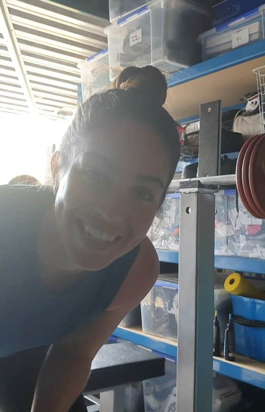 サラ・ウォーカーのインスタグラム：「Challenge is definitely the right word for this one! I struggled mentally as much as physically.. but I was determined.. My mind started comparing myself to the other amazing wahine (women) who have done the challenge so far and how quickly they could do it!  Out of all the #77for77challenge videos I've seen, I took much longer and my competitive mind was giving me some challenging thoughts to go with the physical challenge.  As you will see in the video, I brought my focus to just doing one rep at a time. It wasn't about me, it's about @sakakibarakai and completing the challenge for him.  It wasn't a race. It wasn't about the time. It was about taking it one step at a time and eventually, I made it to 77! (For those who don't know, Kai is a BMXer recovering from a serious brain injury and this challenge is to show our support for him. Check out the #77for77challenge to see others supporting his recovery too!)」