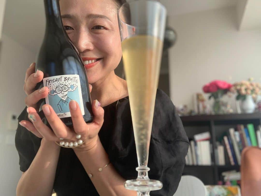 のインスタグラム：「・ ・ 今日もインスタLIVEご覧下さりありがとうございました  さすがフォロワーさん 結構16時から飲んでいらしたので私も後半　@fika________ さんにオーダーしたスパークリングワイン🍾飲みながら　#こんにちワイン しました 今日はアクセサリーとスニーカー👟特集😊  たくさん質問いただいたパールリングは　@carat_a です バングルは　@tomorrowland_jp の担当さんにお聞きしてまたアップします  あと、ヒロシ　@hiro_79hello とは5月1日の夜22時くらいからかなあ？ 恋愛&人生相談『ヒロシと祐子の部屋』する予定 お酒片手にお話ししましょう🍷 ・ ・ #life #stayhomeweek にラジオ化してるね🤣 #なちゅーるワイン @fika________ 🍷 #stayhomde #staysafe」
