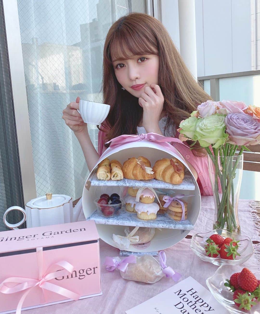 のインスタグラム：「おうちafternoon tea🍰💕 @gingergardenaoyama さんの デリバリーアフタヌーンティーセット🍓 . おうちでこんなにも可愛いアフタヌーンティーが できるなんて🥺💕幸せです💫御馳走様でした☺️ . @kayoko_nagatani さん天才☺️🙏 . . 母の日のギフトにもおすすめです💕 . . . . #アフタヌーンティー#アフタヌーンティーセット#ジンジャーガーデン青山#バラ#薔薇#母の日#母の日ギフト#おうち時間#おうちカフェ#バルコニー #gingergardenaoyama#afternoontea#afternoonteatime#afternoonteaset」