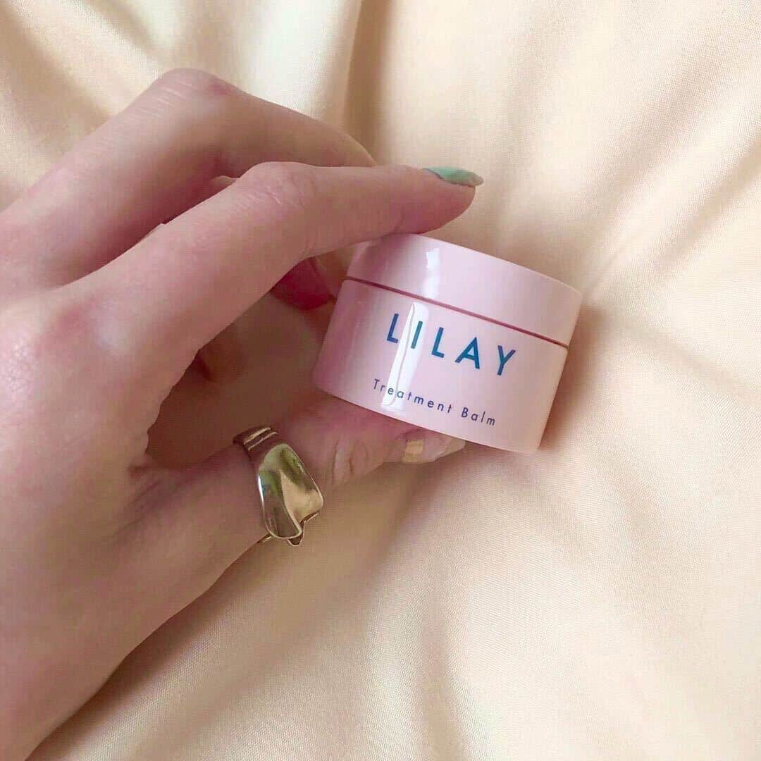 MERYさんのインスタグラム写真 - (MERYInstagram)「. 『LILAY Treatment Balm（リレイ トリートメントバーム）』はヘアスタイリングやヘアトリートメントとしてだけではなく、リップケアやハンド＆ボディクリームとしても使えるマルチユースバーム。 成分の95％以上が天然由来成分で、ベタつかない軽やかな使用感が魅力なんです。 小さめのサイズ感と可愛らしいペールピンクのカラーにも心奪われるはず♡ . MERYでは他にも「かわいい」に近づくさまざまな情報を発信しています。 @mery.beauty コスメ・美容に特化した情報をお届け♡ @mery_spot 話題のカフェやお出かけスポットをご紹介！ こちらもぜひチェックしてみてください！ . . photo by @lily.s_y . #MERY #regram #instagram #instahair #hair #hairstyle #hairarrange #lilay #treatmentbalm #balm #머리스타그램 #헤어어레인지 #ヘアアレンジ #リレイ #スタイリング #スタイリング剤 #トリートメントバーム #トリートメント #バーム #ヘアトリートメント #ヘアバーム #ヘアケア #ヘアケア用品 #艶髪 #ヘア #ヘアスタイル #お洒落 #お洒落さんと繋がりたい #MERY女子 #メリー」4月29日 18時00分 - mery.jp