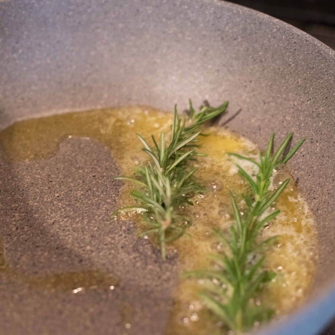 アルペンザルツ公式Instagramさんのインスタグラム写真 - (アルペンザルツ公式InstagramInstagram)「レシピあり🐟 「金目鯛のソテー ローズマリーの香り」の作り方 * 金目鯛をシンプルなソテーに☝️ 調味料は塩だけですが、 ローズマリーの香りが華やかな一皿✨ おもてなしにもぴったりです🍷 * * 今回のレシピは、 @ouchigohan_ojisan さんに作ってもらいました！ * [井口タクトさんからのワンポイント] ローズマリーを焦がさないように熱し、 ある程度香りが出たら取り出してくださいね🍳 * ** 3枚目に「ドイツアルプスを巡る旅」が当たる キャンペーンのお知らせがありますよ！ プロフィールのURLから詳細を確認できます✅ * ぜひ参考に作ってみてくださいね！ * * * ∴♔∴∴♔∴ Ⓡ Ⓔ Ⓒ Ⓘ Ⓟ Ⓔ ∴♔∴∴♔∴ * * 「金目鯛のソテー　ローズマリーの香り」 * 【材料】 金目鯛…2切れ ローズマリー…適量 アルペンザルツ…適量 クレソン…少量 バター…10g 小麦粉…適量 オリーブオイル…大さじ１ * * 【作り方】 ①金目鯛に塩を軽く振り、小麦粉を薄くまぶす * ②フライパンにオリーブオイルとバターを入れ、中火で加熱する。ローズマリーを入れ、オイルに香りをうつし、取り出す。 * ③金目鯛を皮目から焼き、アルペンザルツを振り、両面火が通るまで焼く。 * ④器にクレソンと金目鯛を盛り付け、金目鯛の上にローズマリーを飾る。 * * #アルペンザルツ #塩 #美味しい塩 * #今日のごはん #手作りごはん #簡単レシピ #おかず #レシピ #食卓 #節約 #献立 #家庭料理 #節約生活 #自炊 #ランチ #家ごはん #時短レシピ #簡単レシピ #おいしい #料理 #美味しい #おうちごはん #手作り料理 #手料理 #料理好きな人と繋がりたい」4月29日 18時01分 - alpensalz_jp