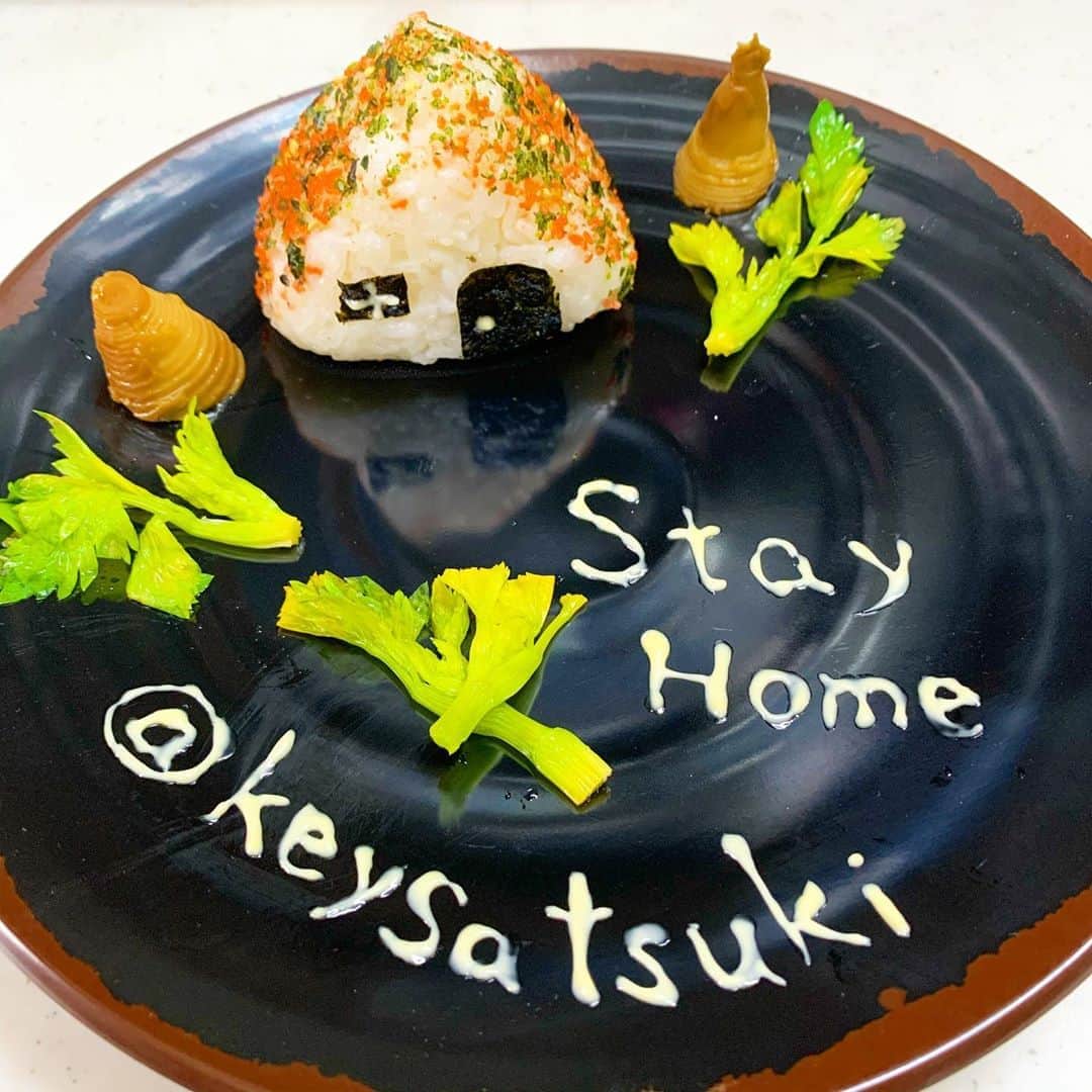 紀伊さつきのインスタグラム：「#祈るおむすびバトン  Twitterで回していただいたのでにぎにぎ。 すぐできるからいいですね、おむすび🍙☺️ ・ #おうち時間 #おむすび #おにぎり  #たけのこ #セロリ #stayhome」