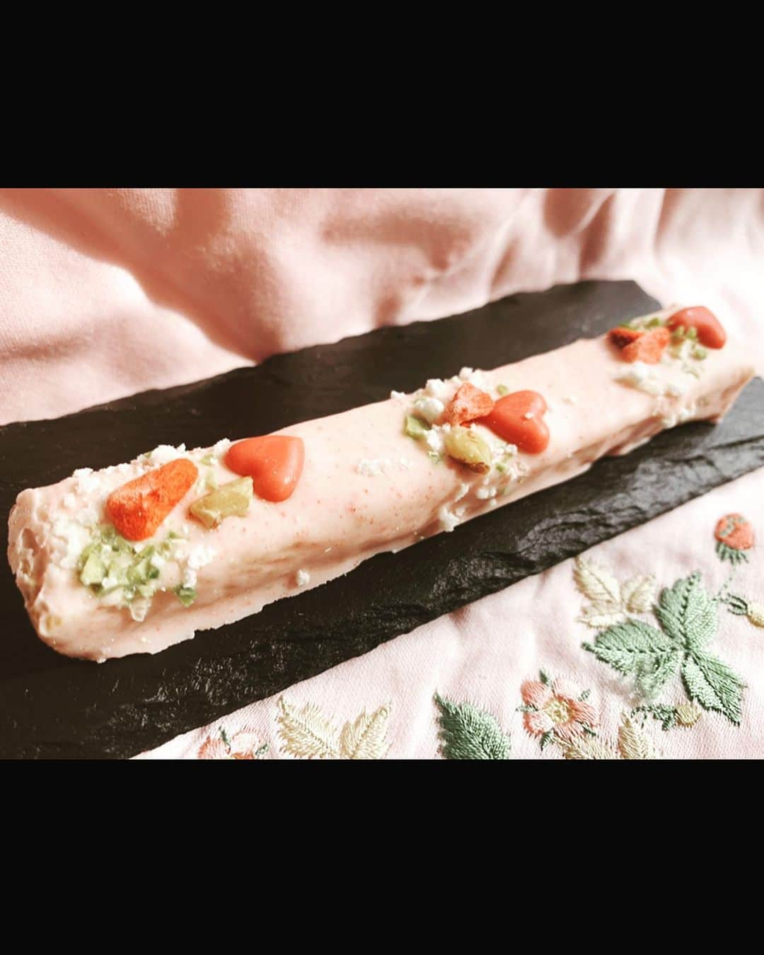 佐藤あり紗さんのインスタグラム写真 - (佐藤あり紗Instagram)「. . . Merci Maman 【メルシーママン】 母の日の食べ物部門のプレゼント決まり🎁 . インスタ映え〜🤩萌え〜😍 . 事前にわたしもいただきます🍫🌹 お洒落可愛いけど サクサクで美味しくてバクバク食べちゃう(´⊙ω⊙`)笑 . . 写真はねぇ スティックラスク10本入り（母の日限定5本.通常販売の人気ラスク5本） . 東北の秋田県の雄勝郡に工場があります🏭 今は新型コロナウイルスの影響でネット販売限定です💻 @cafe.ohzan_official  #Cafeohzan #Ohzan #デパ地下スイーツ #デパ地下 #インスタ映え #母の日プレゼント #母の日ギフト #手土産スイーツ　#チョコ　#ラスク #おうちカフェ #お家タイム #ギフトセット #ネット販売 #gift #pr #present #net #akita ＃cafe #instagram  #バレーボール　#スポーツ #バレーボール　#佐藤あり紗」4月29日 18時02分 - arisa_chu