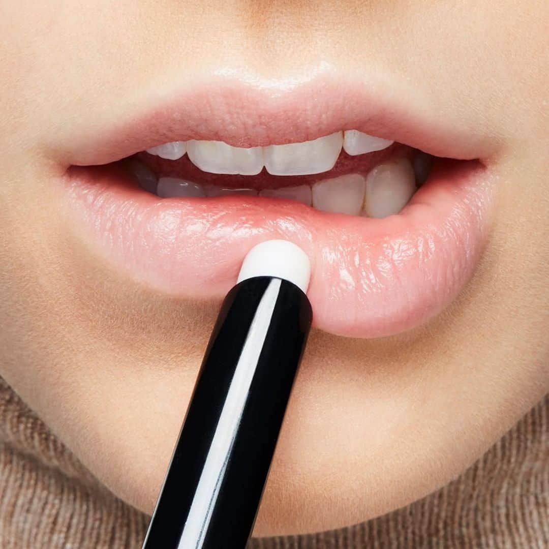 M∙A∙C Cosmetics Japanのインスタグラム：「【明日公式オンラインショップ限定発売】リップスティックを詰め込んだお得なキット「トラベル リップスティック キット」が期間・数量限定で登場💄 ㅤ ミニサイズのリップスティック4本とリップベースのカラーをスワイプしてチェック👉 ㅤ 明日の発売をお楽しみに♪ ㅤ 〈キット内容〉 トラベル リップスティック キット (税込 6,050円) ・リップスティック ベルベット テディ(ミニサイズ) ・リップスティック チリ (ミニサイズ) ・リップスティック メア (ミニサイズ) ・リップスティック ツウィッグ (ミニサイズ) ・M·A·C プレップ プライム リップ ・リップポーチ*  ㅤ *ポーチサイズ：W70×H120×D30mm」