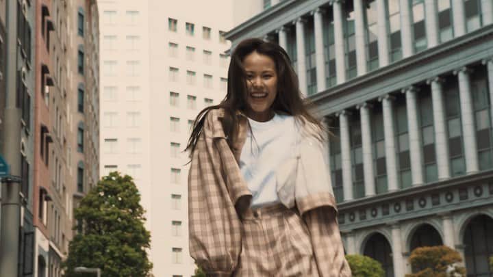 MiracleVellMagicのインスタグラム：「ok guys. i have something exciting for you. 🧥🧥🧥yup, i designed this co ord set. i named it “fashionable explorer”. aaand yes, we’re selling it from the brand LUVISTRUE. check it out! ❤︎ . ベル氏、洋服作っちゃった！ LUVISTRUEさんとのコラボで！ 自分がずっと欲しかったセットアップを！！！😘 . . テーマは、”おしゃれな探検家”。 ディズニーで行ったら、ロストリバーデルタにいそうな感じよ。ワクワクするでしょ？❤︎ . . ベージュのチェック柄は、ほんのりピンクみがあってガーリーにも着こなせるの。そして一番こだわったのは丈！すべての丈！ジャケットはクロップ丈でパンツはハイウエスト。袖は手の甲が隠れるくらい。このバランスが私的に大好きで最強なのよ！スタイル良く見えるしキュンとするの！ここまでしっかりと反映してくださった製作のみなさんに感謝。。。 . . 販売ページはストーリーのリンクから！ぜひチェックしてね🦌 . ※ 販売期間は4/29 18:00〜5/10 23:59 ※ 特製ポストカードのプレゼント付き @luvistrue_official @sixtypercent_official」