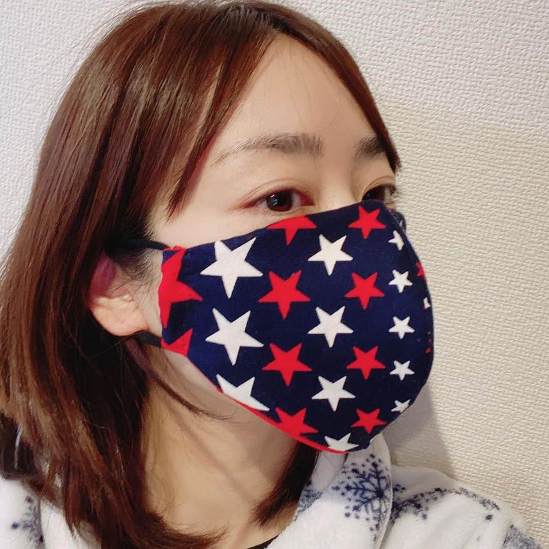 福田麻衣さんのインスタグラム写真 - (福田麻衣Instagram)「#手作りマスク 完成！ キャンプサイト用のガーランドを作った時に余った布で。 フィルター入れる部分とノーズフィッターもつけた立体マスク。大満足！」4月29日 18時06分 - mai2my2