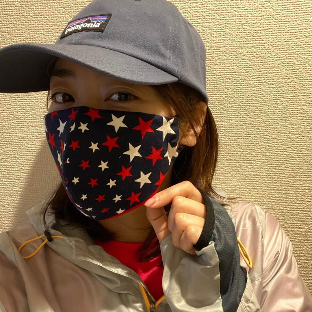 福田麻衣のインスタグラム：「#手作りマスク 完成！ キャンプサイト用のガーランドを作った時に余った布で。 フィルター入れる部分とノーズフィッターもつけた立体マスク。大満足！」