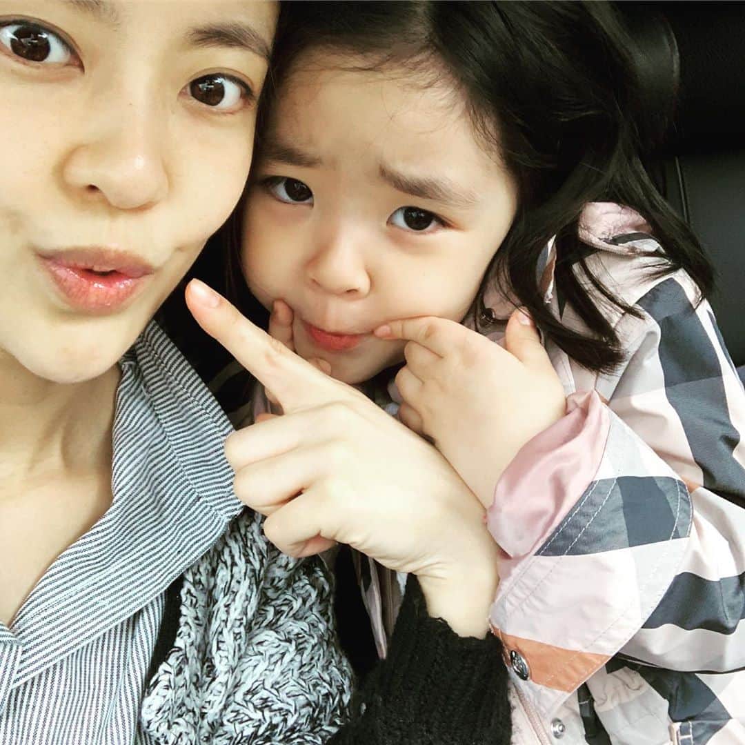 イ・ユンジのインスタグラム：「내일부터는 황금연휴의시작. 설레기만하던날들과는달리 연휴를 앞두고 걱정이앞서네요.매일맘졸이며바라보는 뉴스에서 부디 좀더 좋은소식이 들려올수있도록 모두!우리모두가!느슨해져있을지모르는 마음을다잡았으면 합니다.#코로나19종식기원#사회적거리두기#마스크착용하기#손씻기#모두의노력과희생이헛되지않도록#우리의일상을위하여#우리아이들의봄다음의#여름가을겨울그리고봄을위하여#사진은열흘전산부인과퇴원때#우리라니는씩씩하게잘있다네요」