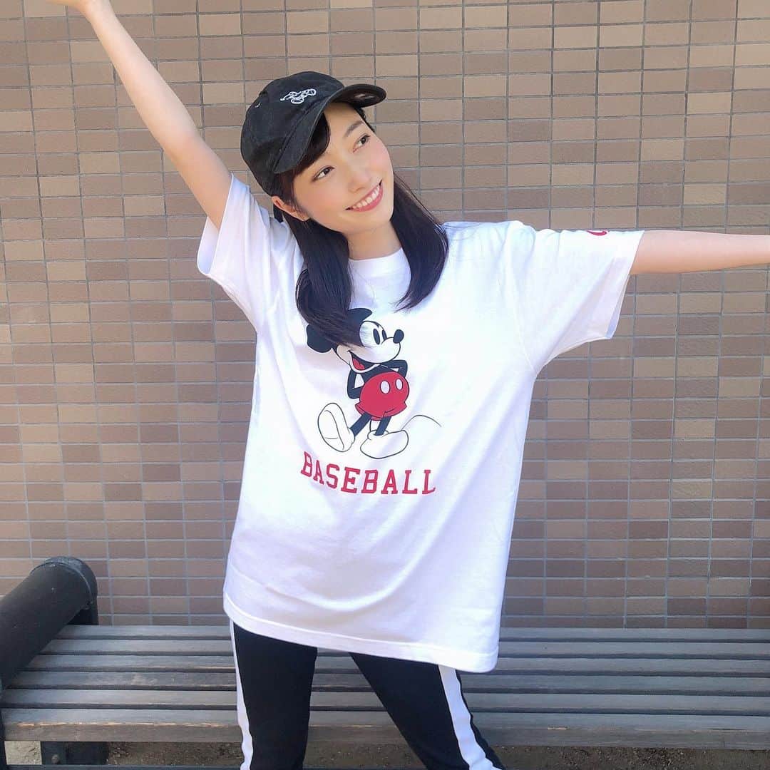 末井櫻子のインスタグラム：「🖤×🤍×🎏 ． ． ． 頂いたカープコラボのTシャツとバッグがかわいい〜👶🏻❤︎ ． ． 早くこんな格好でピクニックとか行きたいな〜 自粛生活がんばりましょ〜！ ． ． 今日は散歩して身体を動かしました🏃‍♀️ (ちゃんとマスクもしたよ😷♡) ． ． ． #カープ #🎏 #カープファン #カープ女子  #カープグッズ  #ミッキーコラボ  #ミッキーマウス #ミッキー #baseball #carp #mickeymouse」