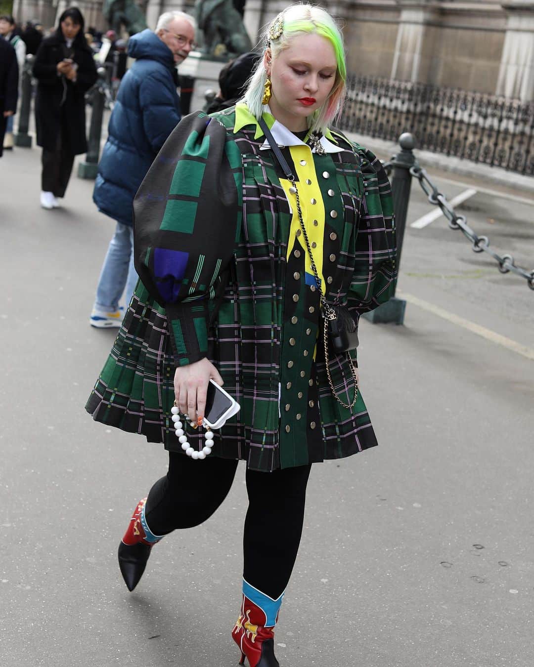 Lee Oliveiraのインスタグラム：「29th February 2020. Outside the shows at Hôtel de Ville, Paris  @kristenvbateman . . . #paris #style #streetphotography #streetstyle #miumiu」