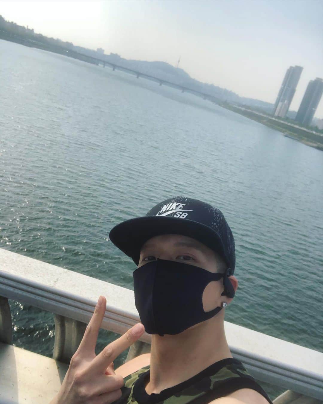 プニエル のインスタグラム：「Rode my bike to the gym today so I took a selfie while I was crossing the bridge! :P  오늘 헬스장 자전거 타고 갔는데 대교 건너면서 셀카 한장~」