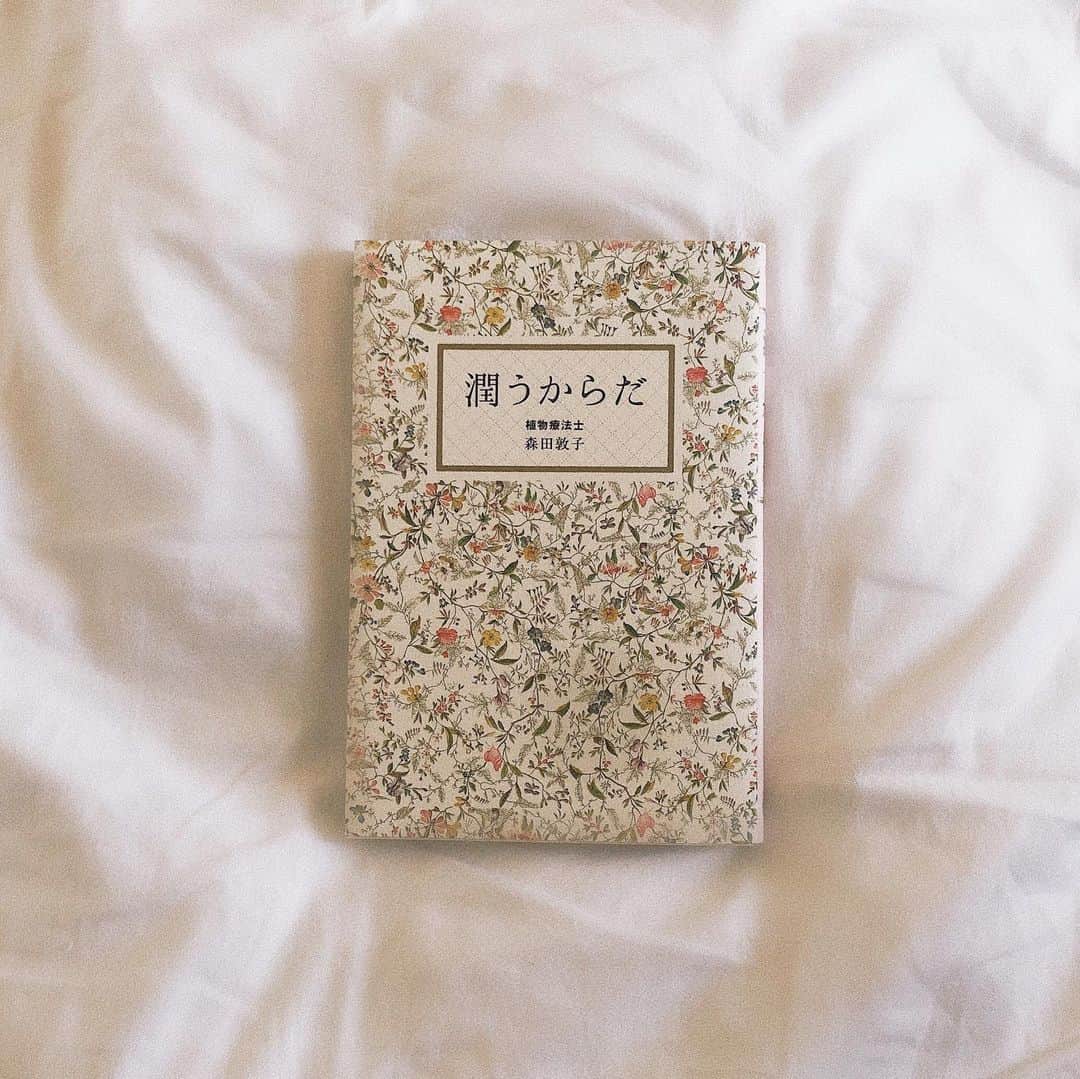 渡邉真梨奈さんのインスタグラム写真 - (渡邉真梨奈Instagram)「. #7daysbookcoverchallenge  いつも楽しく クリエイティブ なことを共有してくれる 千春 @iamchiharumuto からバトンをもらったので私も参加させてもらいます📚  1冊目は 日本での植物療法の第一人者  森田敦子さんの本です 女性本来の美を保つ為の道しるべとも言える内容が盛りだくさん。  #7日間ブックカバーチャレンジ は 読書文化の普及に貢献するためのチャレンジ 好きな本を1日一冊7日間  表紙画像だけを投稿 その都度1人お友達を招待してチャレンジ参加をお願いするというルール。  今日は私のインスタに何回か登場している 仲良しの @mrk___oohm ちゃんに繋げます🤝  #bookchallenge  #次回からストーリーにアップしていきます #明日は何の本かな 📚」4月29日 18時18分 - b_e_n_a_92