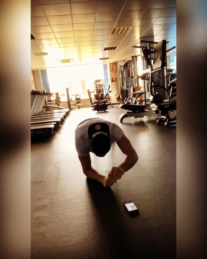 アディル・ラミのインスタグラム：「🏋️‍♀️🤷🏻‍♂️😅 #intheshadows #marchealombre #onlesauralesmechants 😘😘😘」