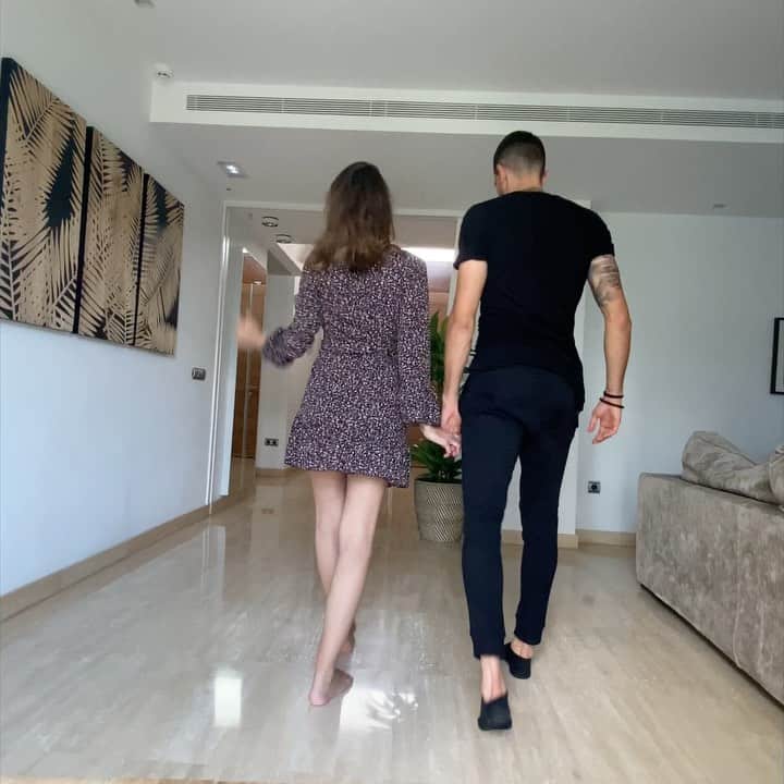 のインスタグラム：「Creo que bailando hemos sacado la conclusión más importante del momento... “Respeta el metro de seguridad...” 💥🤩😅 #HayQueMejorar 😂 #RespetaElMetroDeSeguridad ✋🏼 #quarantine 🏠 #dance🕺🏻」