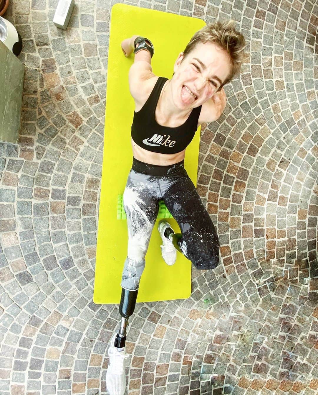 ベアトリーチェ・ヴィオのインスタグラム：「Home training 🏡🦾🔥」