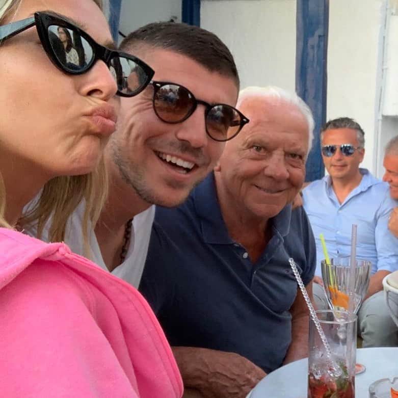 アルベルト・パロスキのインスタグラム：「Mai un broncio  Sempre con il sorriso I giri sul ‘ciao’ I primi allenamenti a Milano  Il sabato alle partite La briscola in 6 ( dovevi star con me per vincere ) La bigia Il tuo ‘sperom’ O il ‘ta fa giucar ‘ E qua la tua ultima vacanza , l’estate scorsa Non potrò darti ‘l’ultimo saluto ‘ ma ti abbraccio forte da qui Ti voglio bene nonno ❤️ Sarai sempre con me  Il tuo Alberto 😘」